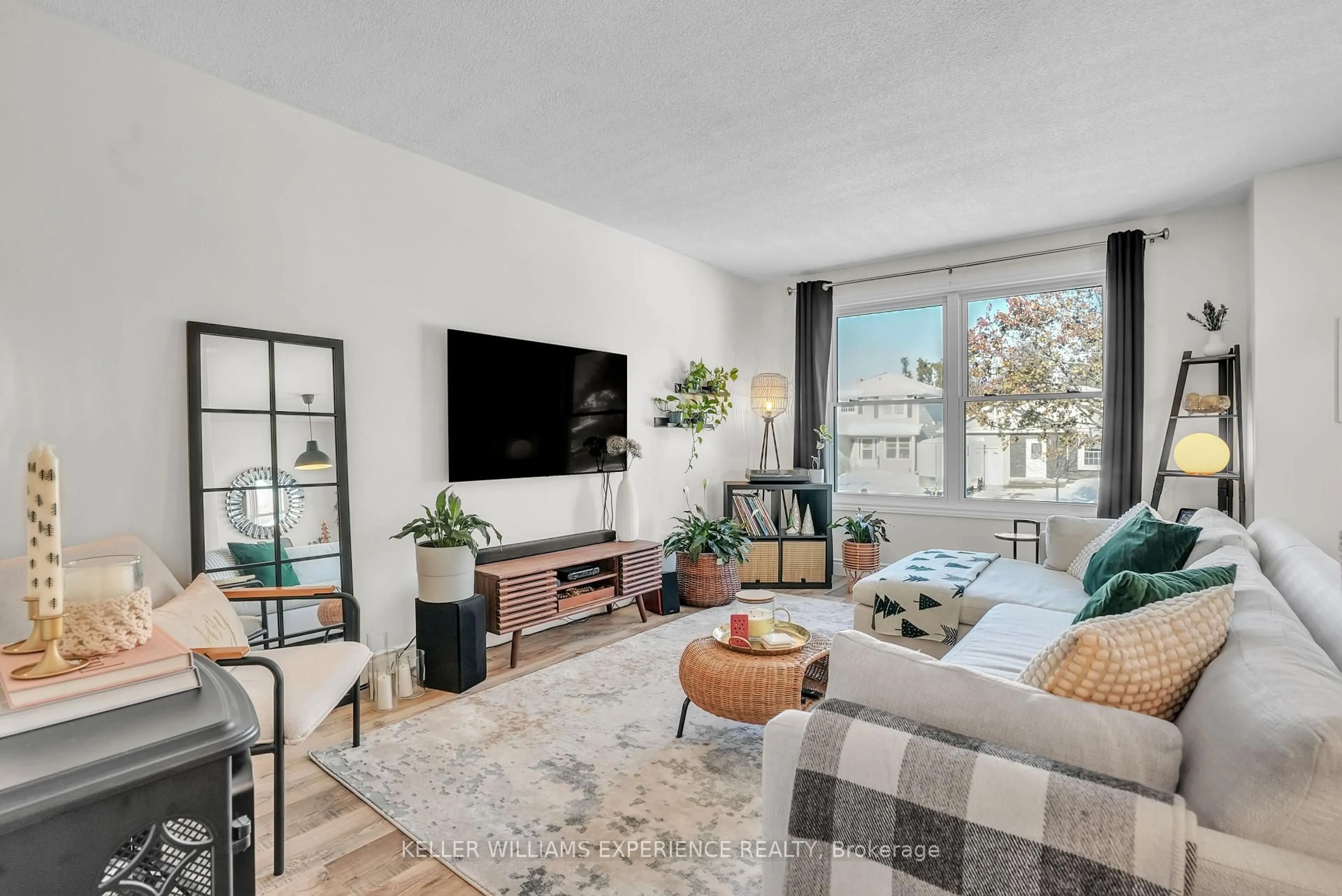 Living room with furniture, unknown for 43 Knicely Rd, Barrie Ontario L4N 6V3