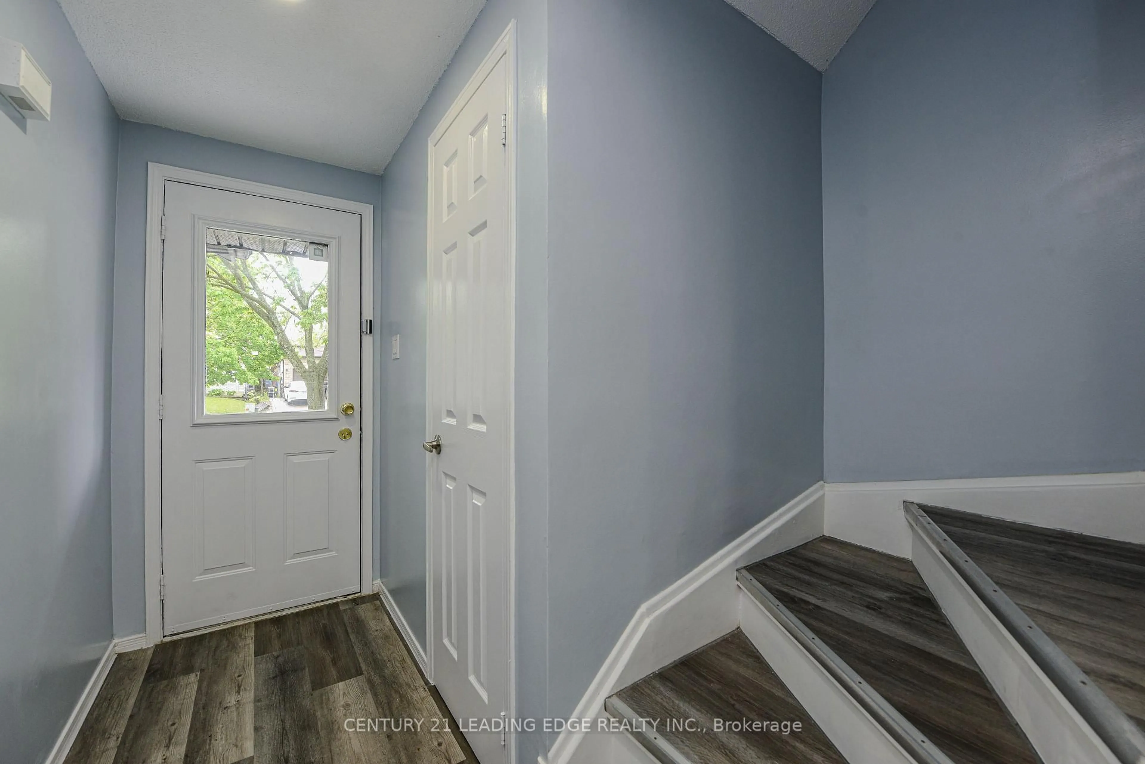 Indoor entryway for 169 Hickling Tr, Barrie Ontario L4M 5V1