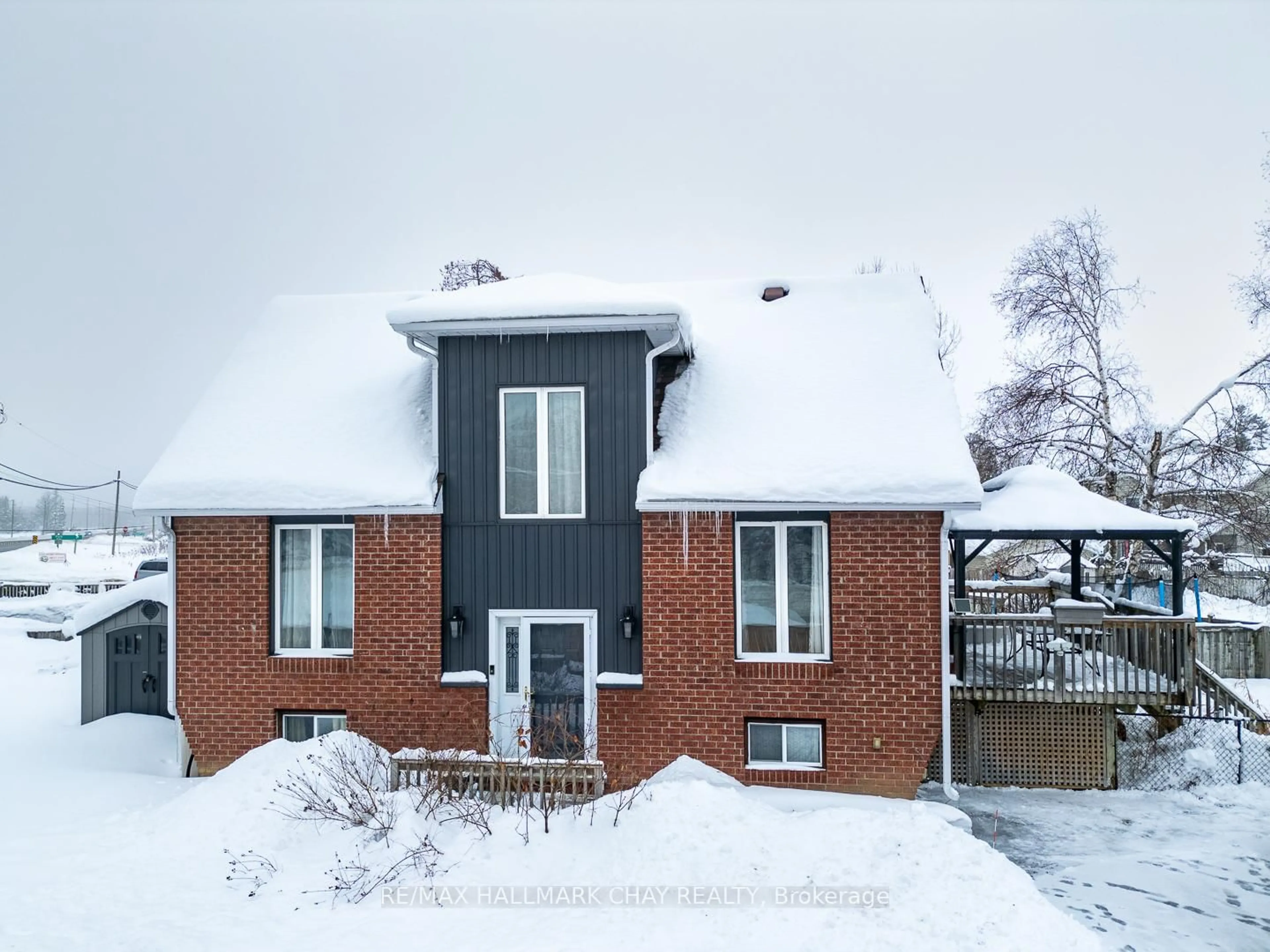A pic from outside/outdoor area/front of a property/back of a property/a pic from drone, street for 3337 Beckett Pl, Severn Ontario L3V 0V9