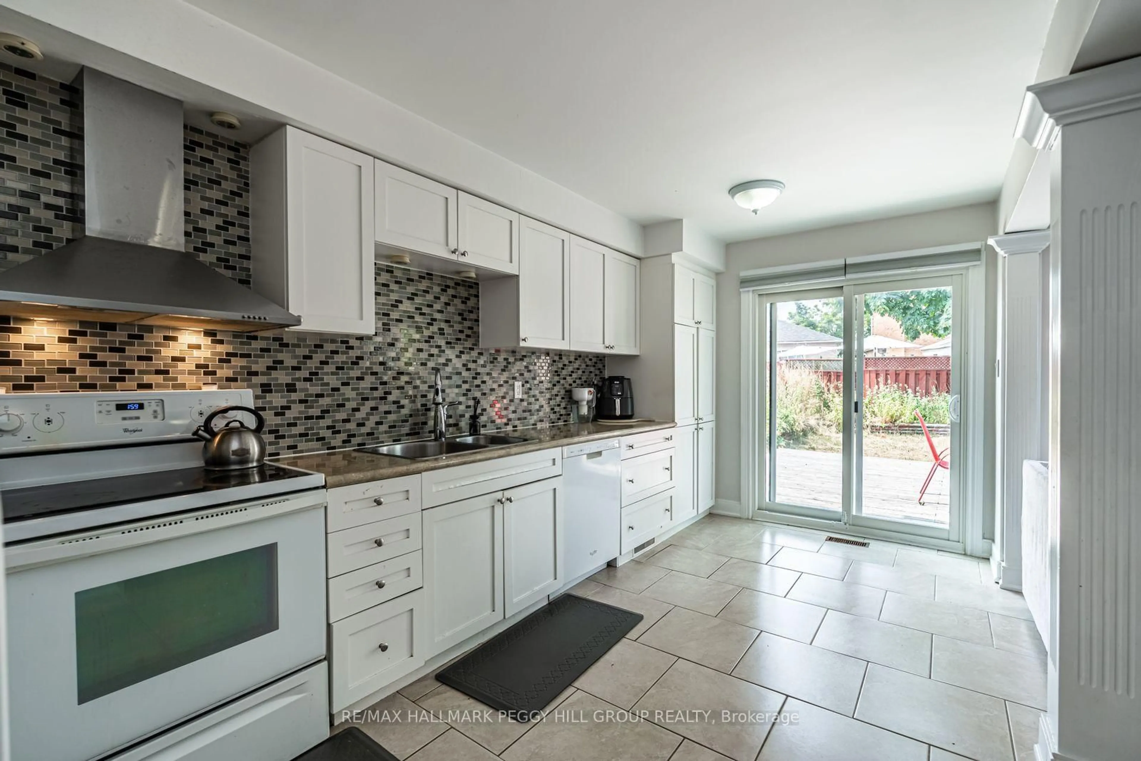 Open concept kitchen, ceramic/tile floor for 45 Weatherup Cres, Barrie Ontario L4N 7J6