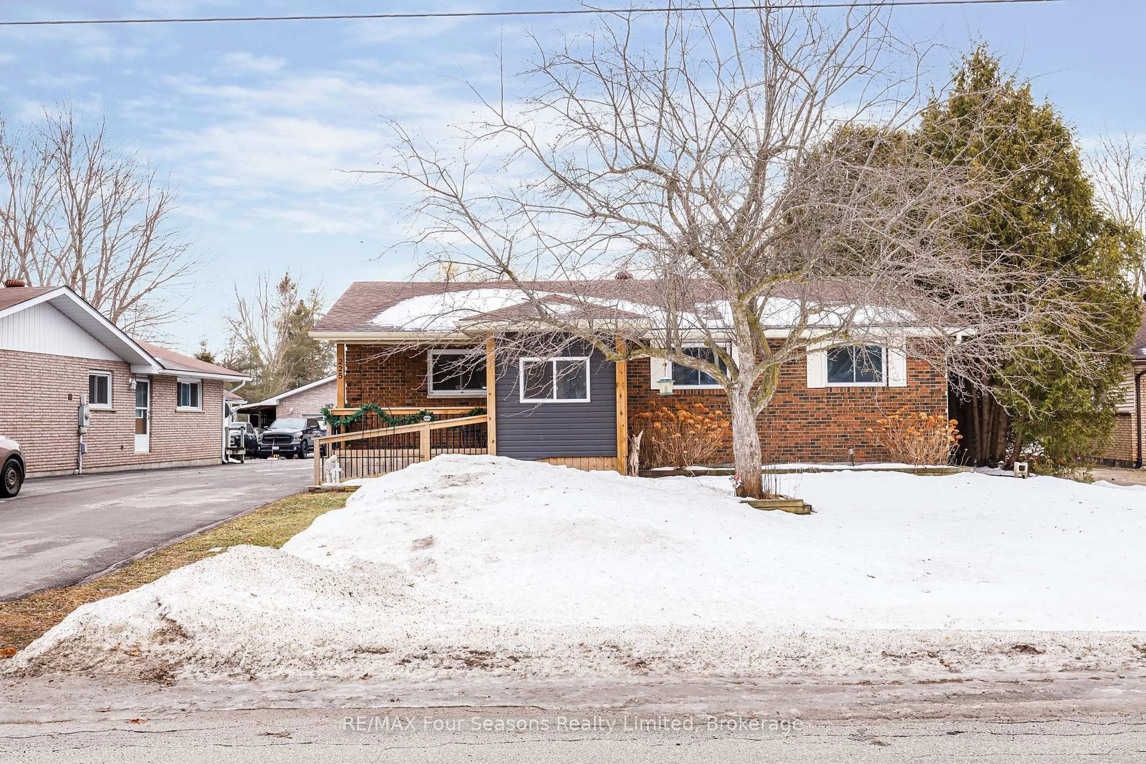 Unknown for 225 Christopher St, Clearview Ontario L0M 1S0