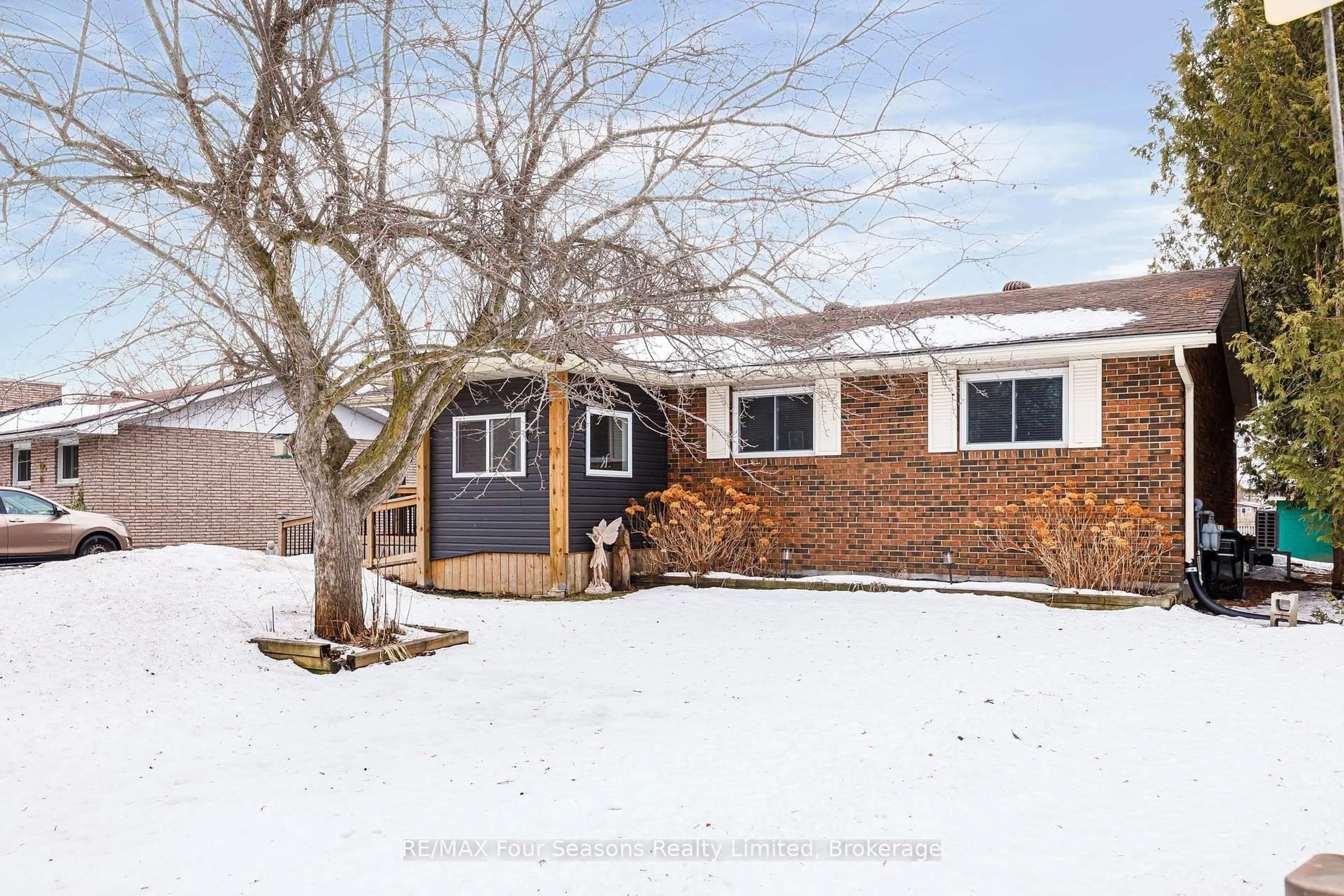 A pic from outside/outdoor area/front of a property/back of a property/a pic from drone, street for 225 Christopher St, Clearview Ontario L0M 1S0