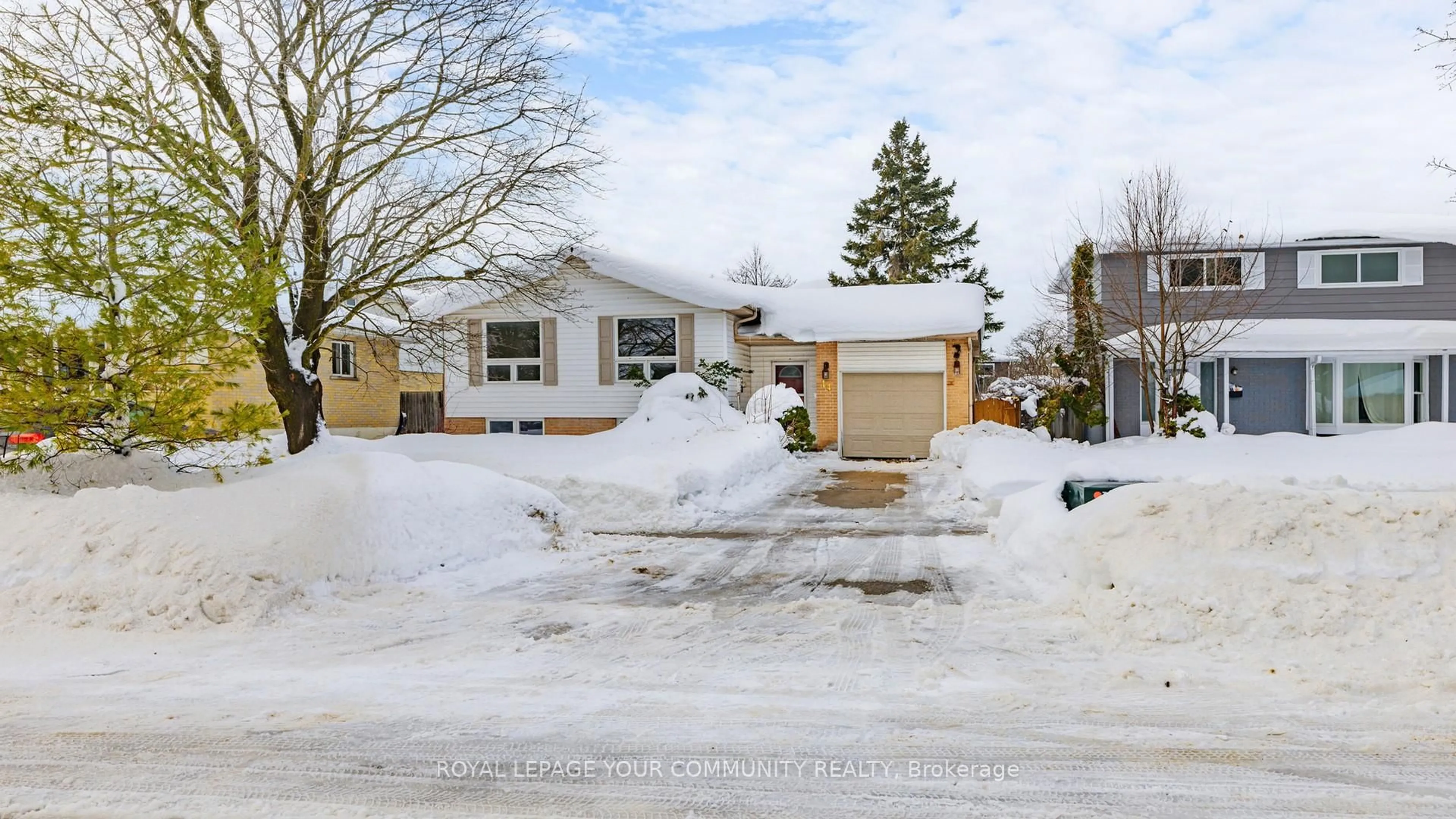 A pic from outside/outdoor area/front of a property/back of a property/a pic from drone, street for 14 Lonsdale Pl, Barrie Ontario L4M 4J1