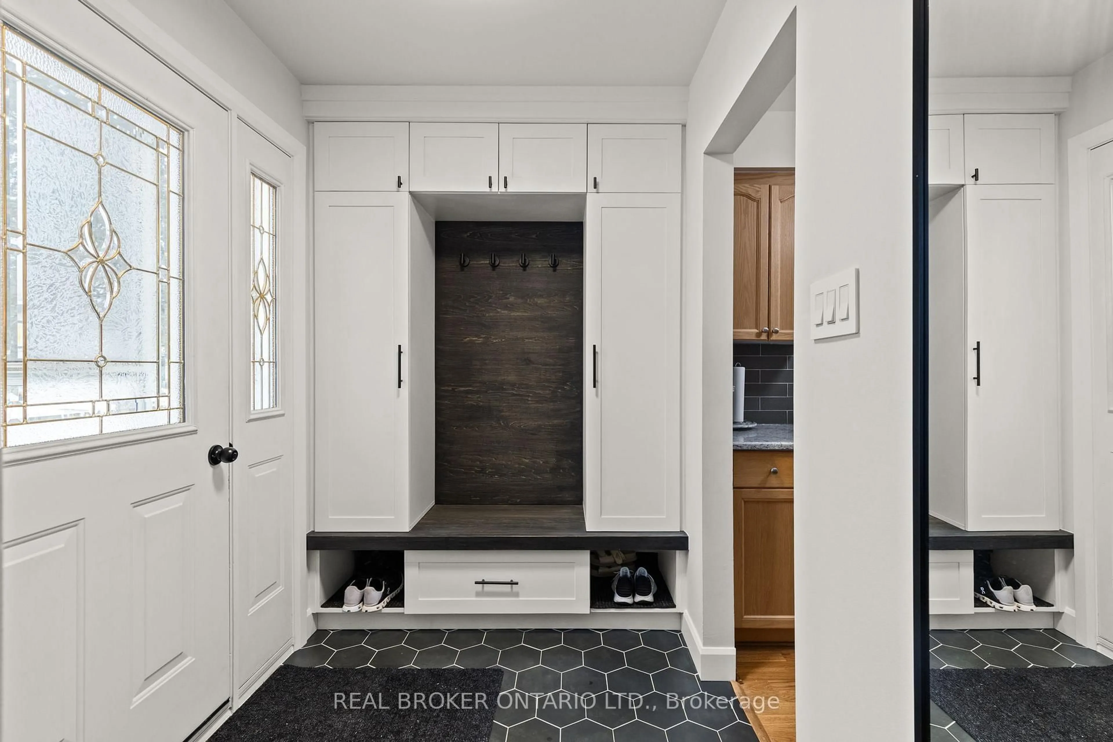 Indoor entryway for 34 Lankin Blvd, Orillia Ontario L3V 6T2