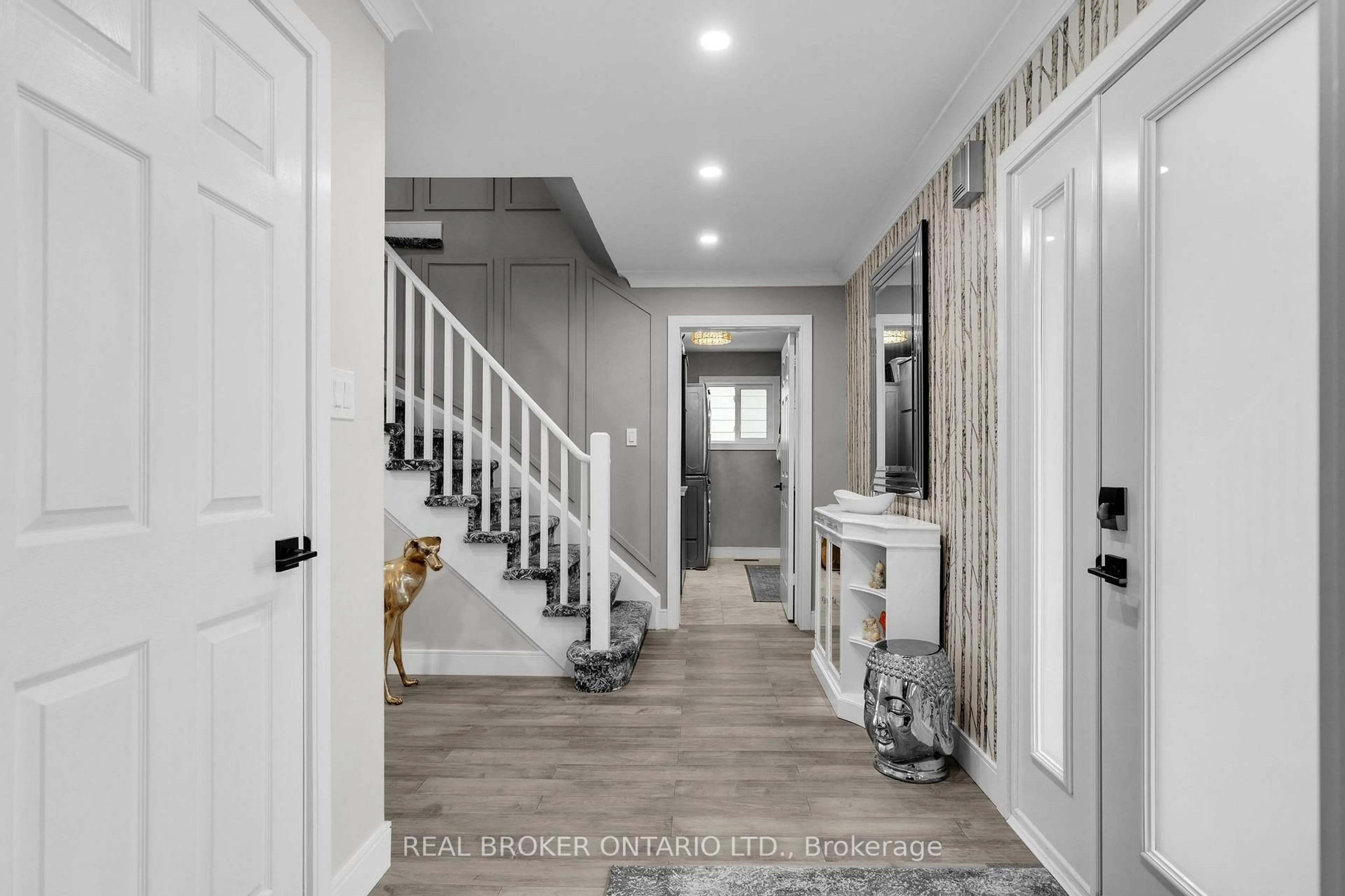 Indoor entryway for 99 Johnson St, Orillia Ontario L3V 7R7