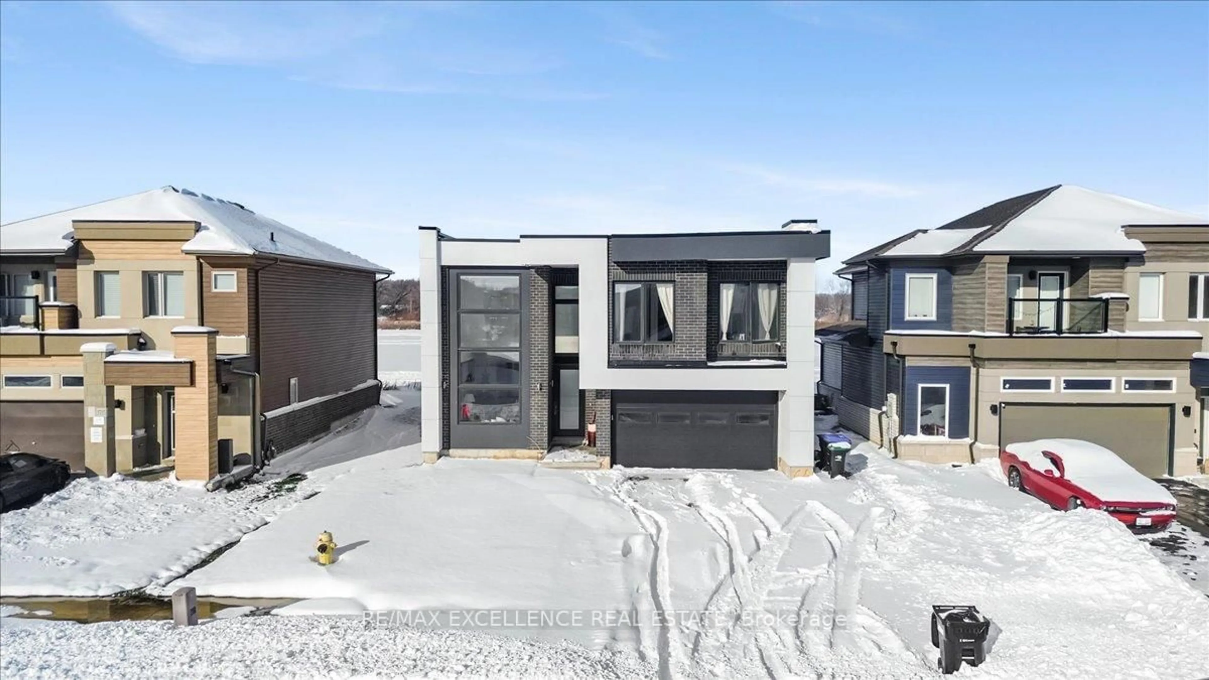 A pic from outside/outdoor area/front of a property/back of a property/a pic from drone, street for 3717 Quayside Dr, Severn Ontario L3V 8M9