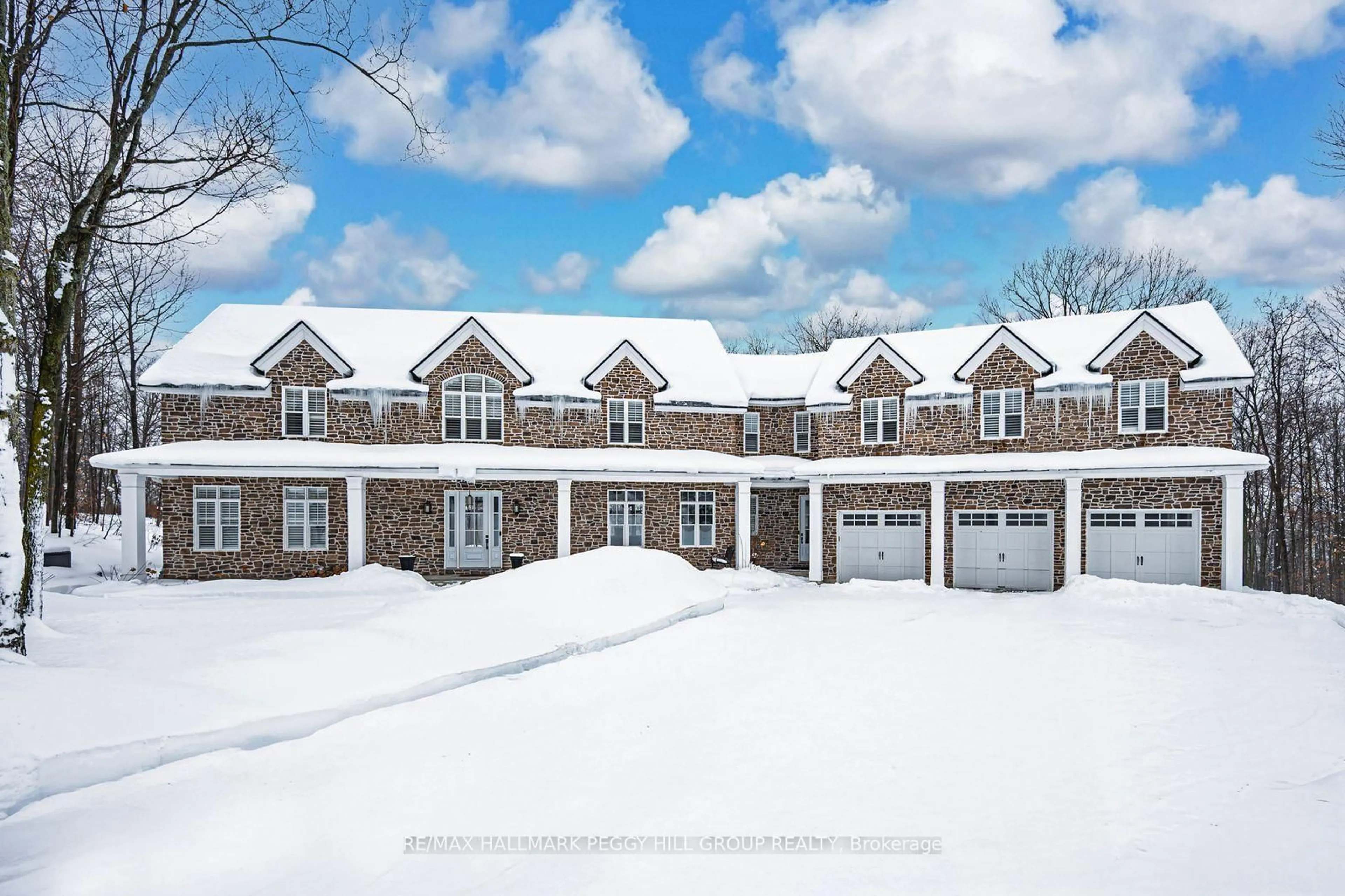 A pic from outside/outdoor area/front of a property/back of a property/a pic from drone, building for 16 Heron Blvd, Springwater Ontario L9X 0J1