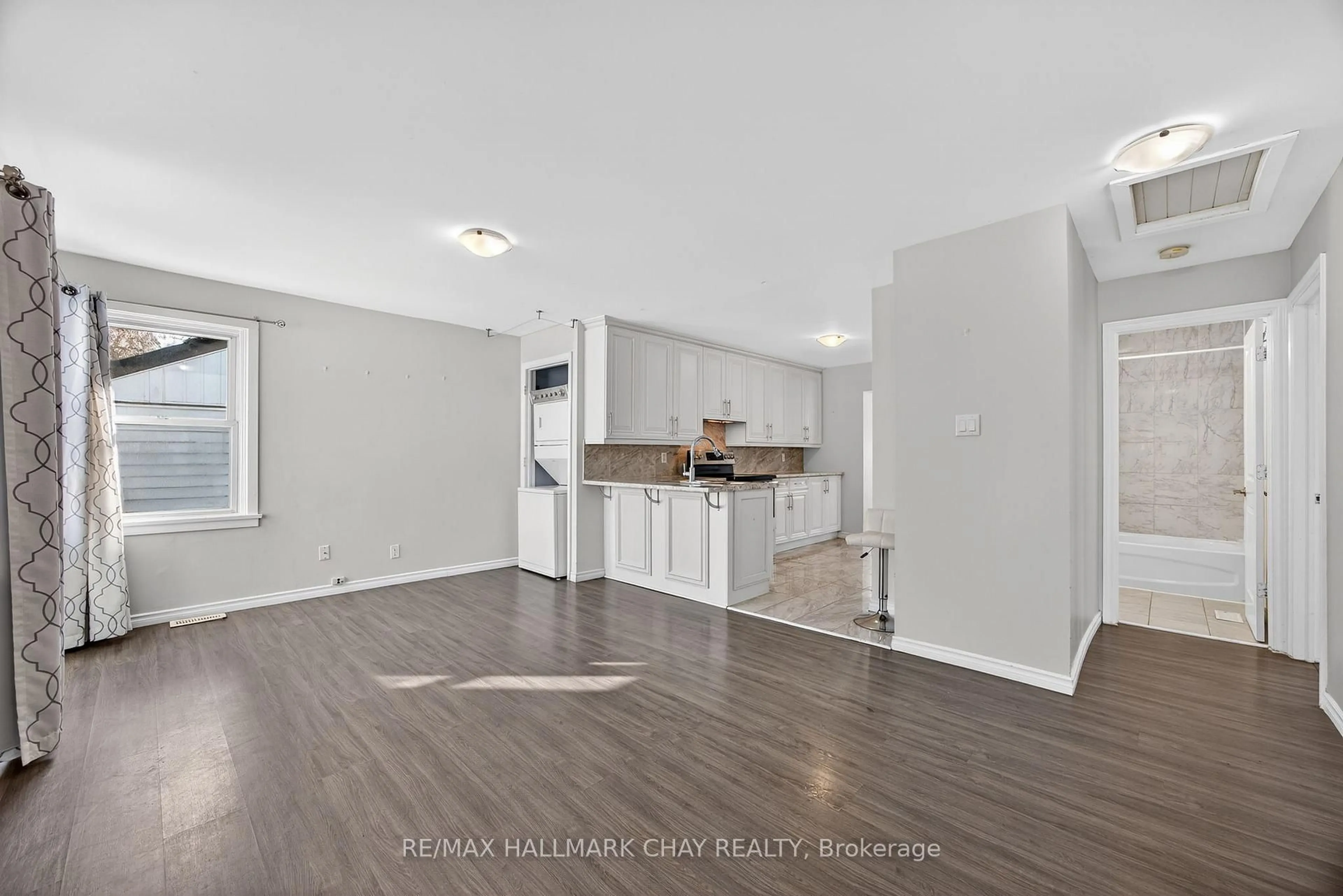 Open concept kitchen, unknown for 8 Newton St, Barrie Ontario L4M 3N3