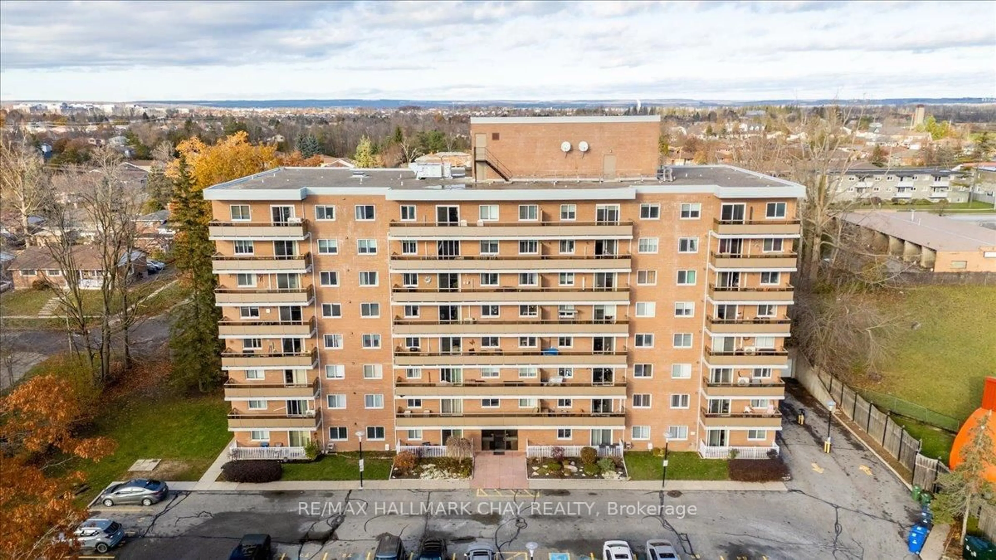 A pic from outside/outdoor area/front of a property/back of a property/a pic from drone, city buildings view from balcony for 414 Blake St #706, Barrie Ontario L4M 5J7