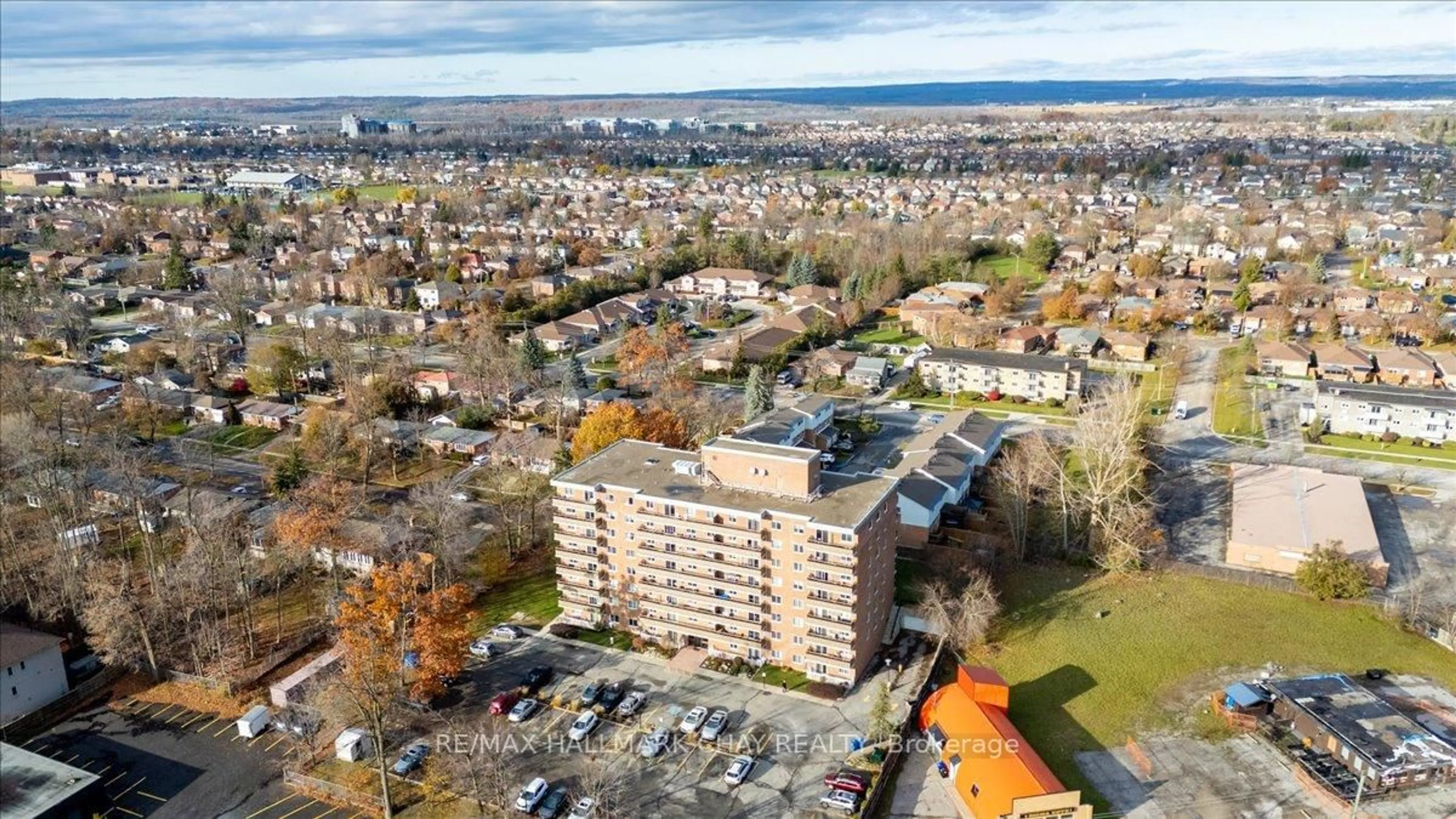 A pic from outside/outdoor area/front of a property/back of a property/a pic from drone, city buildings view from balcony for 414 Blake St #706, Barrie Ontario L4M 5J7