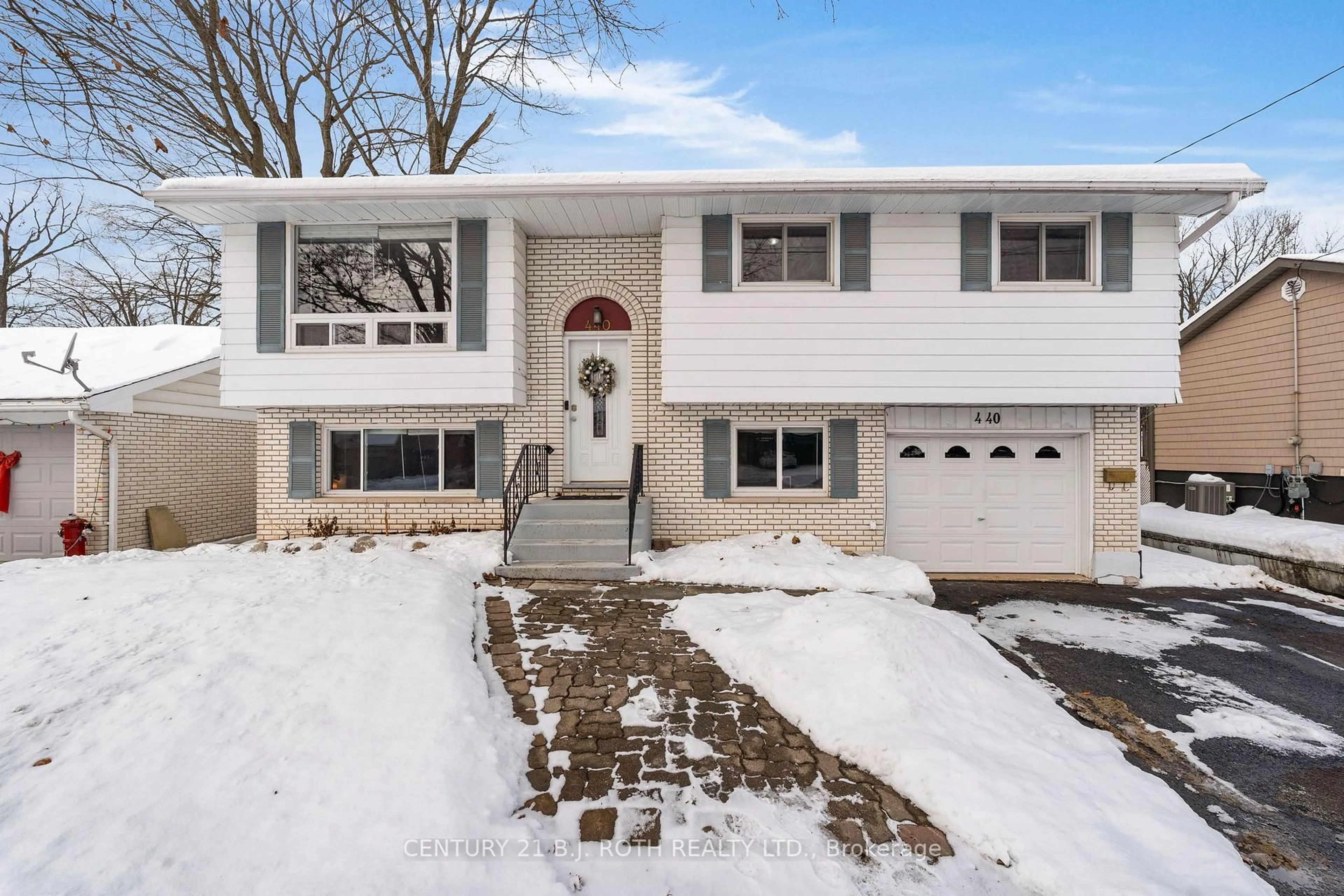 Home with vinyl exterior material, street for 440 Barrie Rd, Orillia Ontario L3V 6L9