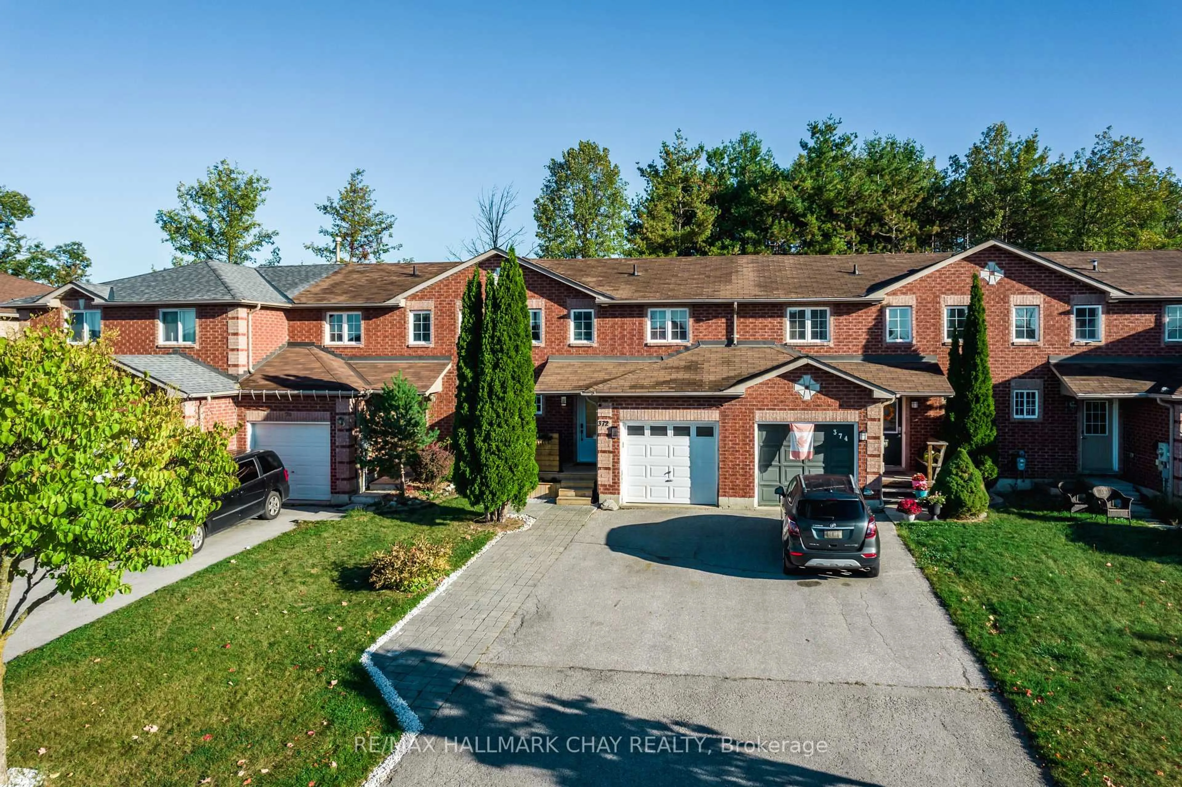 A pic from outside/outdoor area/front of a property/back of a property/a pic from drone, street for 372 Dunsmore Lane, Barrie Ontario L4M 7B1