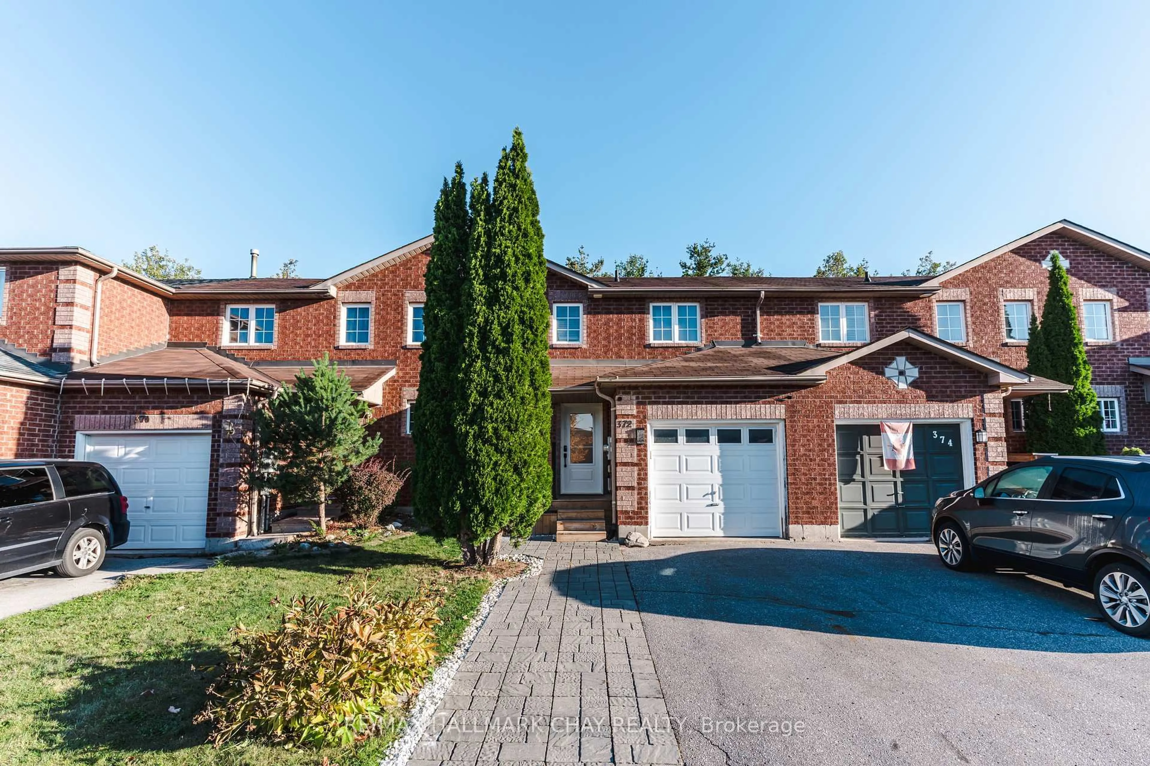 Home with brick exterior material, street for 372 Dunsmore Lane, Barrie Ontario L4M 7B1