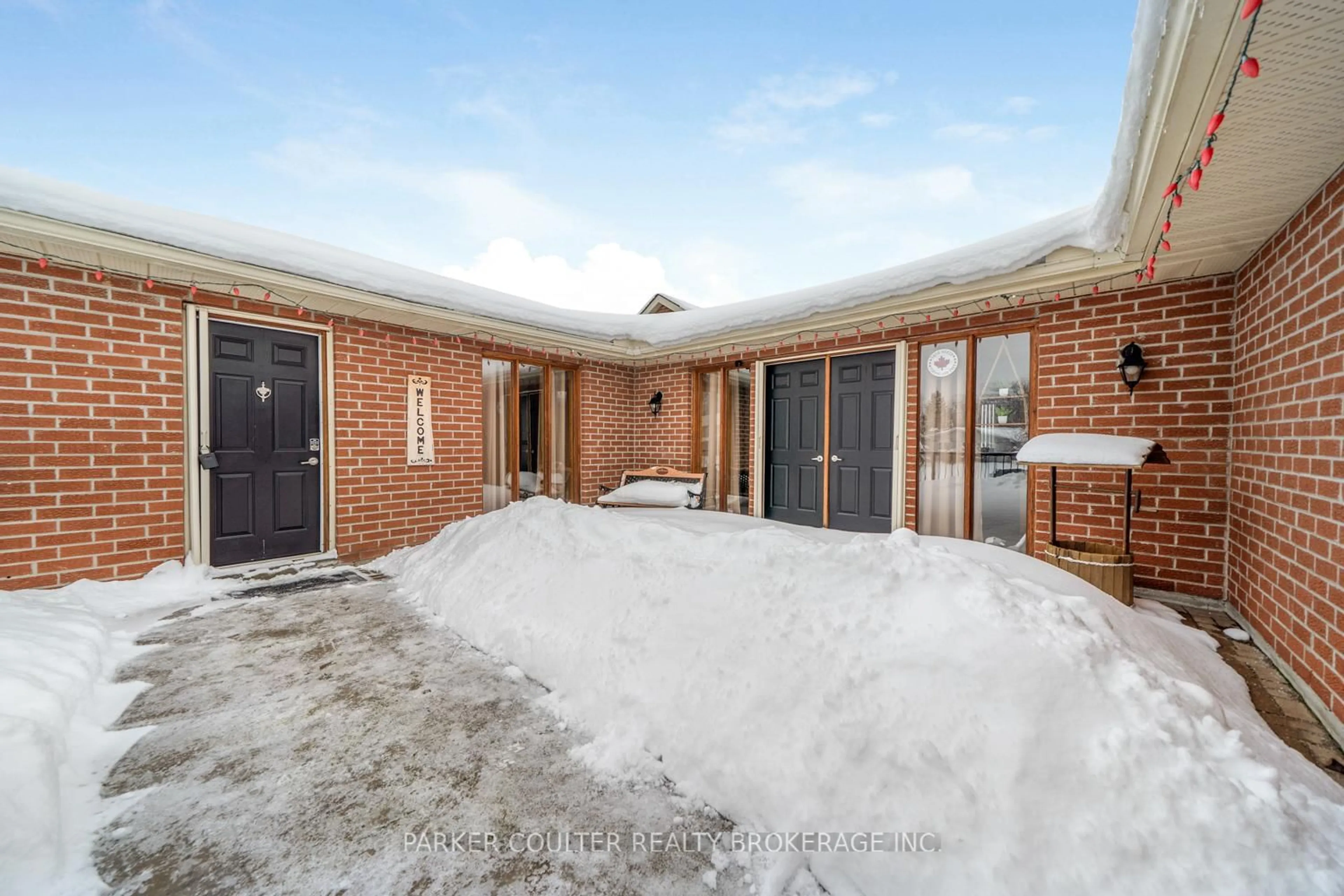 A pic from outside/outdoor area/front of a property/back of a property/a pic from drone, street for 3794 Leo Cres, Ramara Ontario L3V 0L1