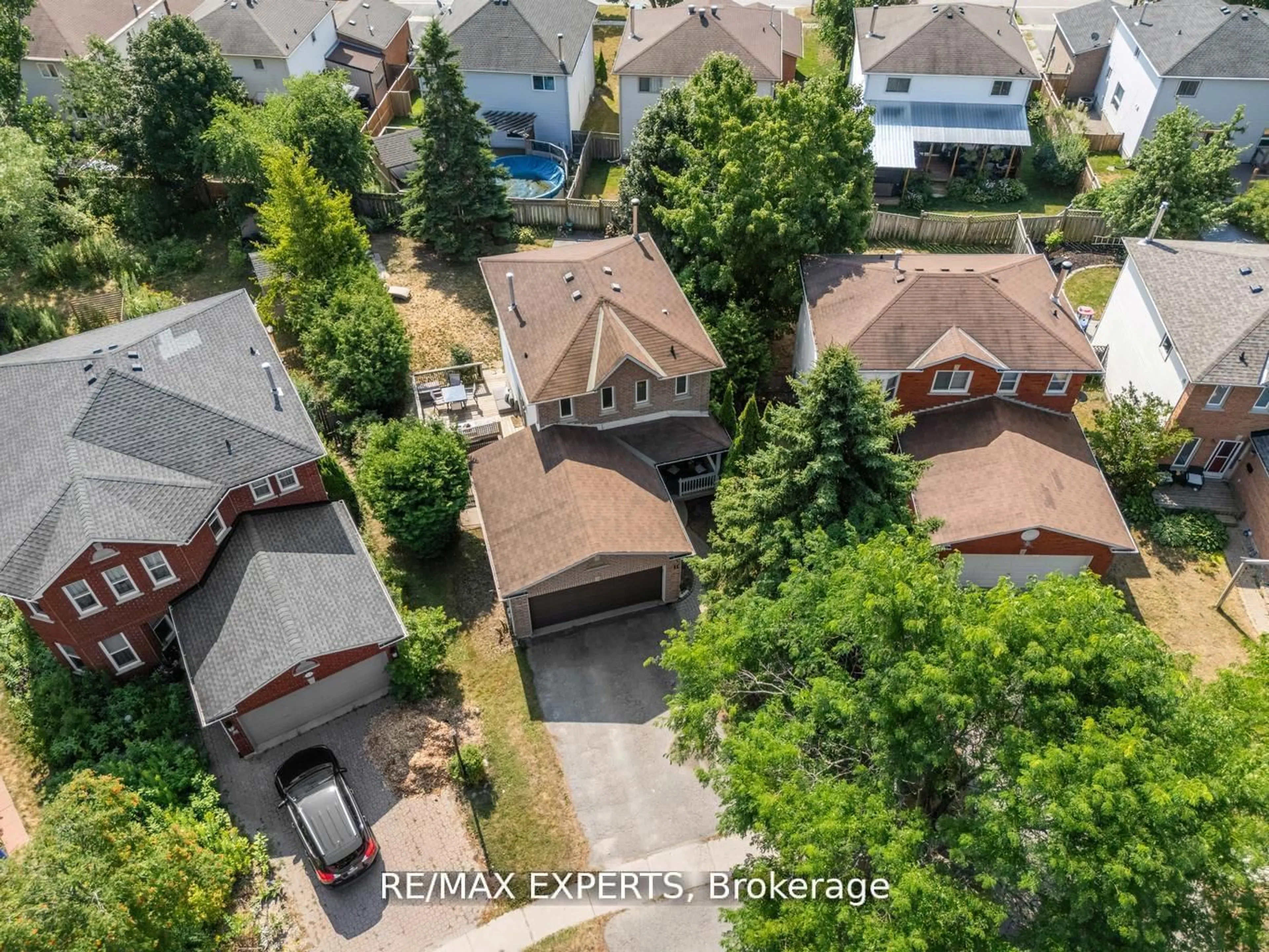 A pic from outside/outdoor area/front of a property/back of a property/a pic from drone, street for 11 Penton Dr, Barrie Ontario L4N 7A3