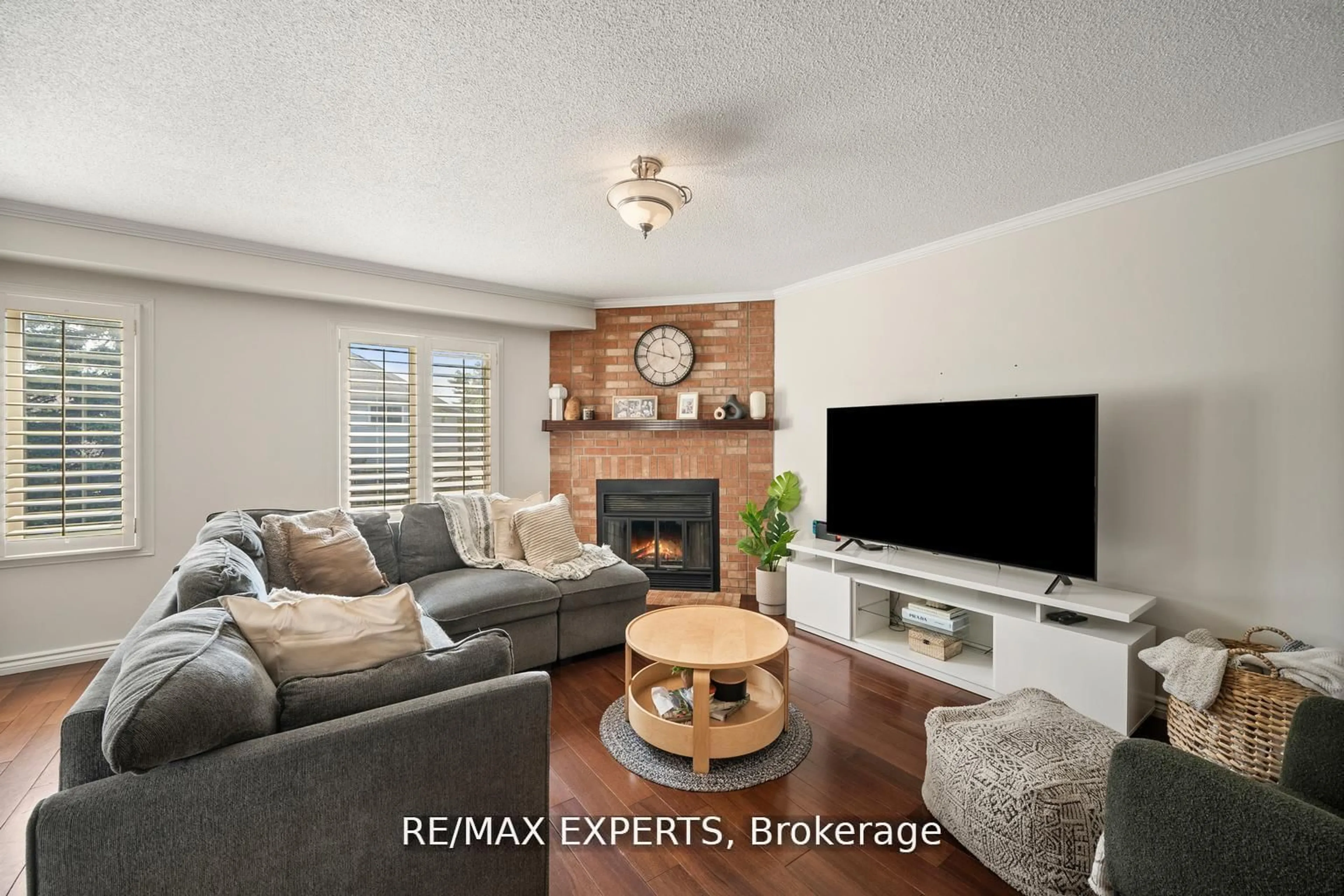 Living room with furniture, wood/laminate floor for 11 Penton Dr, Barrie Ontario L4N 7A3