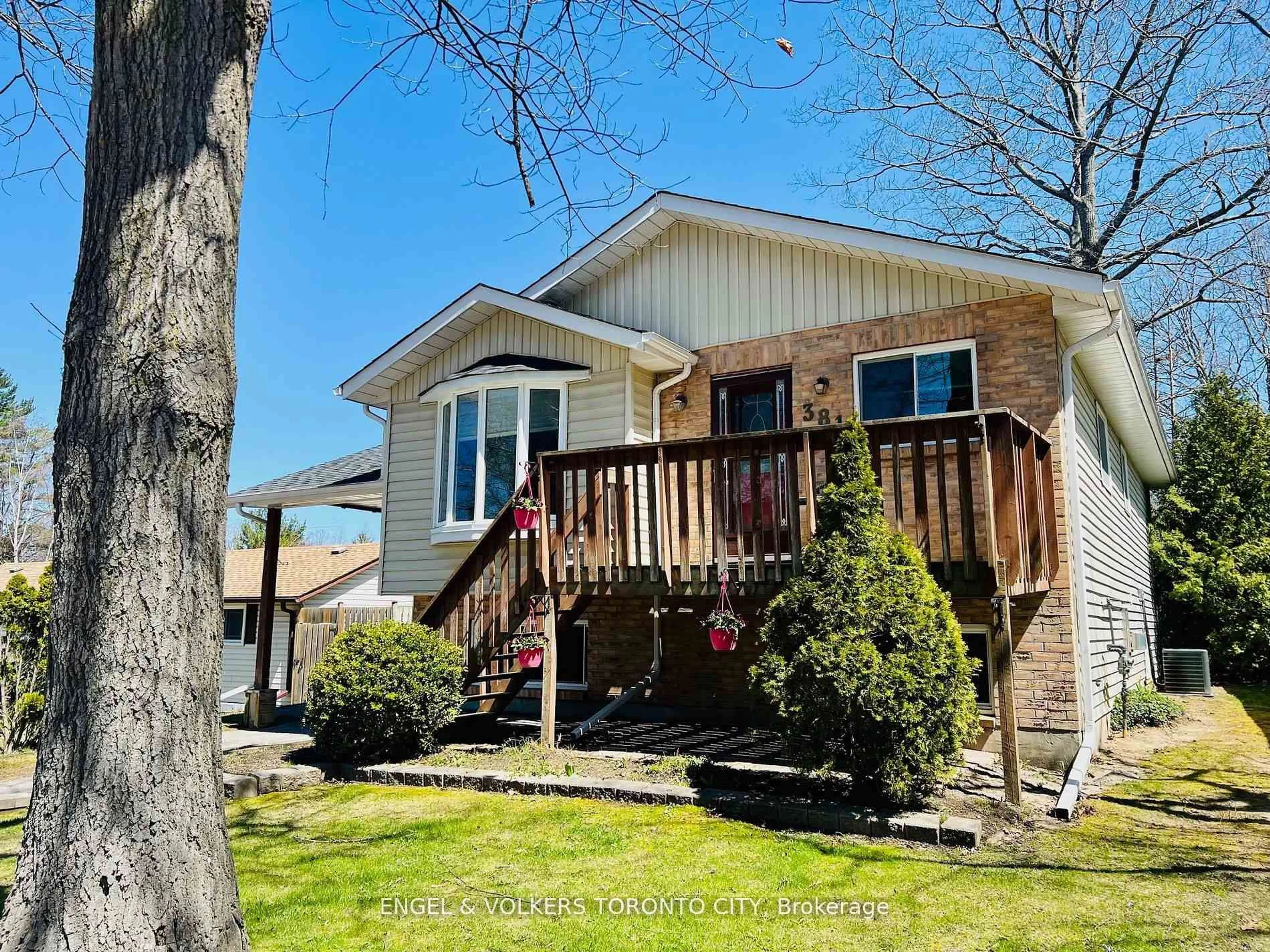 Home with vinyl exterior material, street for 381 Zoo Park Rd, Wasaga Beach Ontario L9Z 1S7