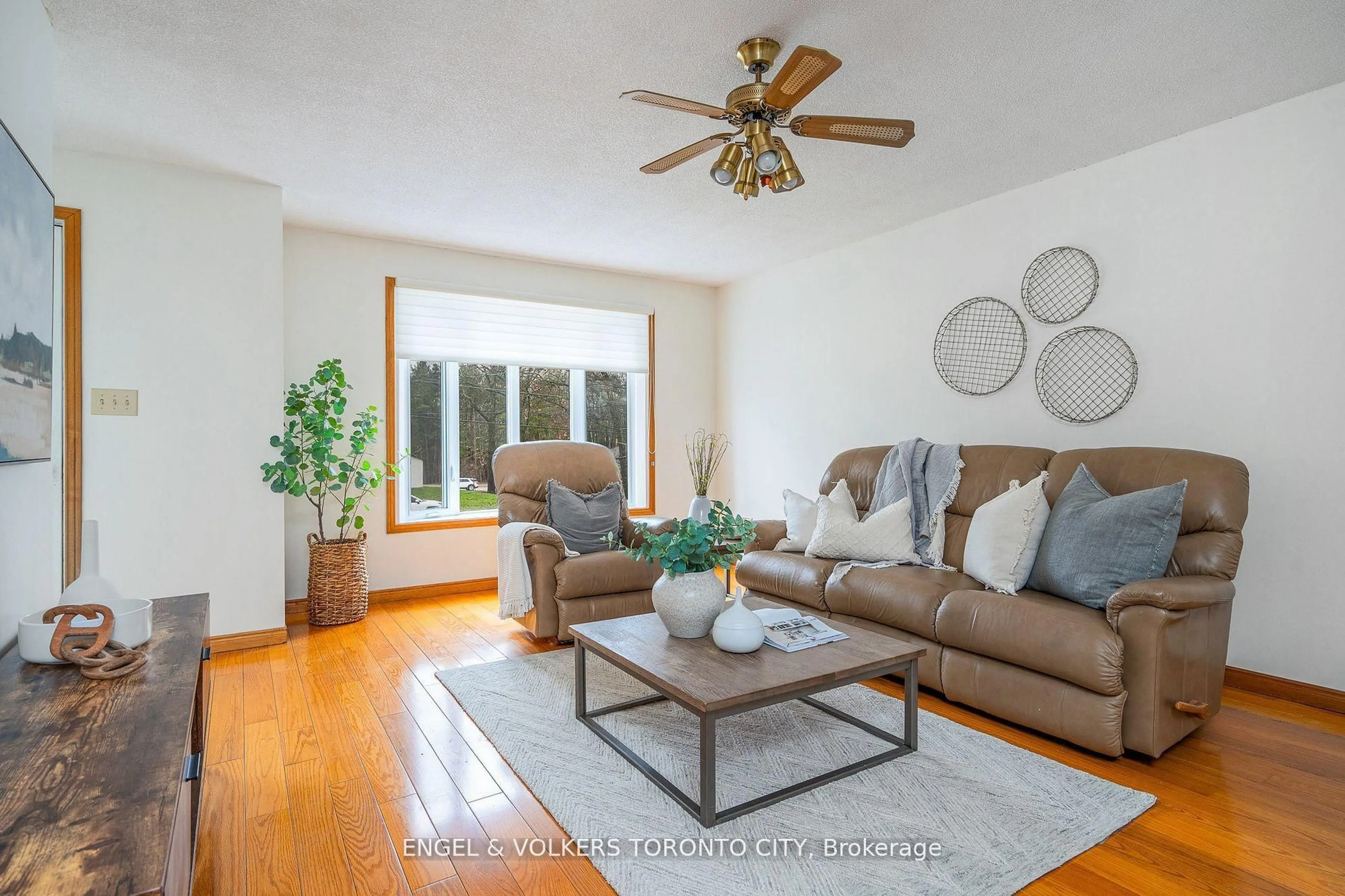 Living room with furniture, wood/laminate floor for 381 Zoo Park Rd, Wasaga Beach Ontario L9Z 1S7