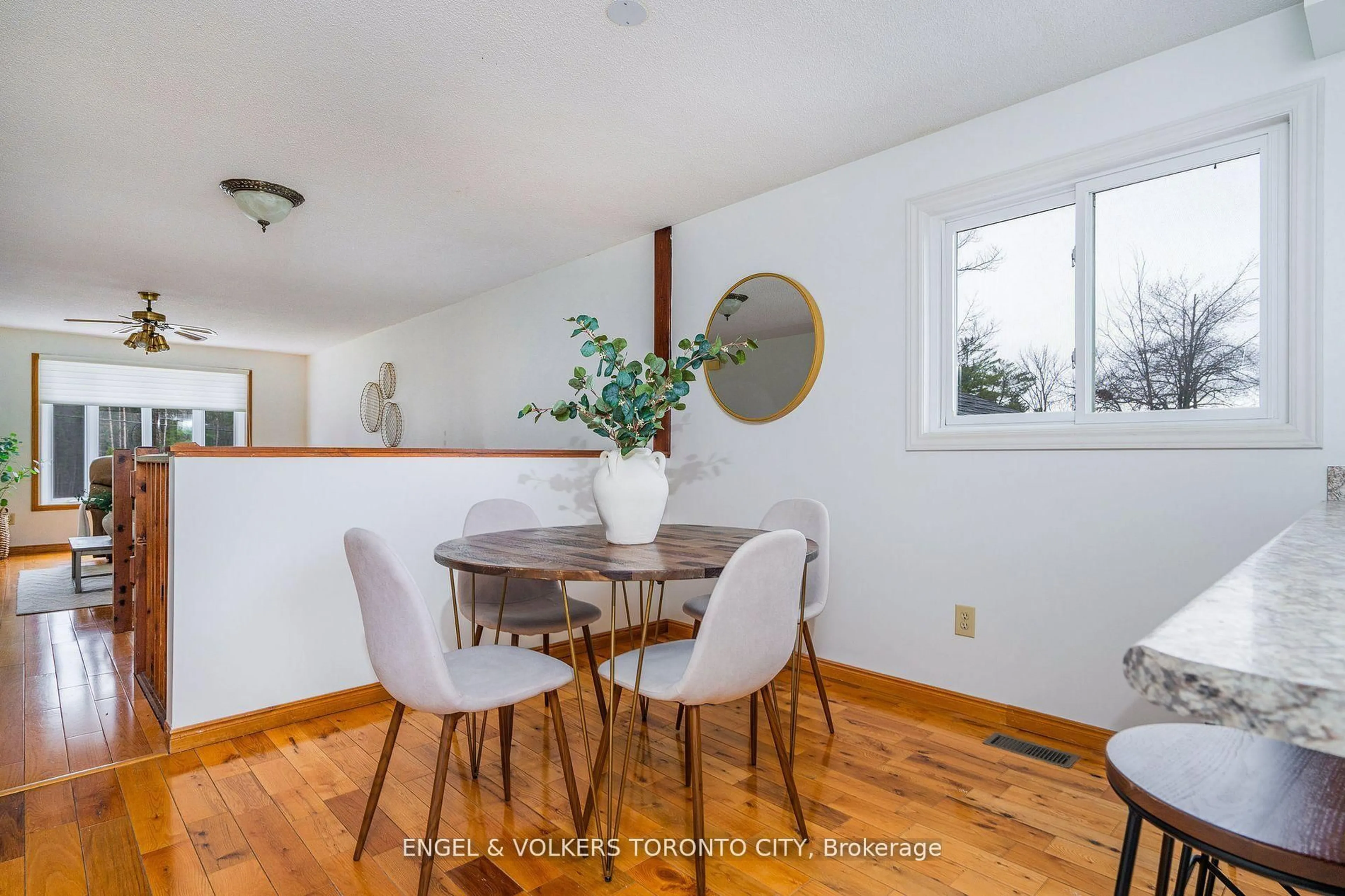 Dining room, wood/laminate floor for 381 Zoo Park Rd, Wasaga Beach Ontario L9Z 1S7