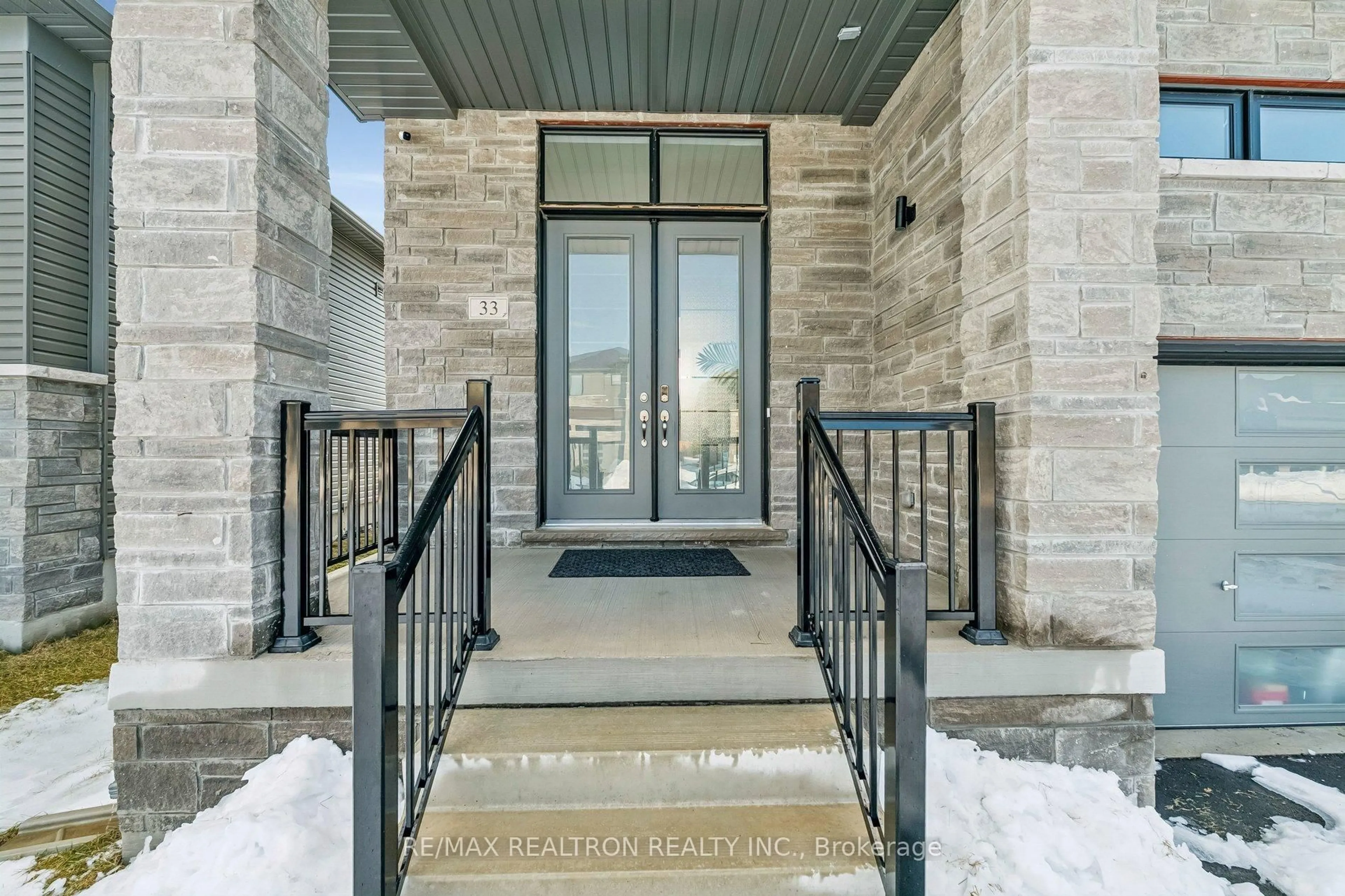 Indoor entryway for 33 Simona Ave, Wasaga Beach Ontario L9Z 0L5