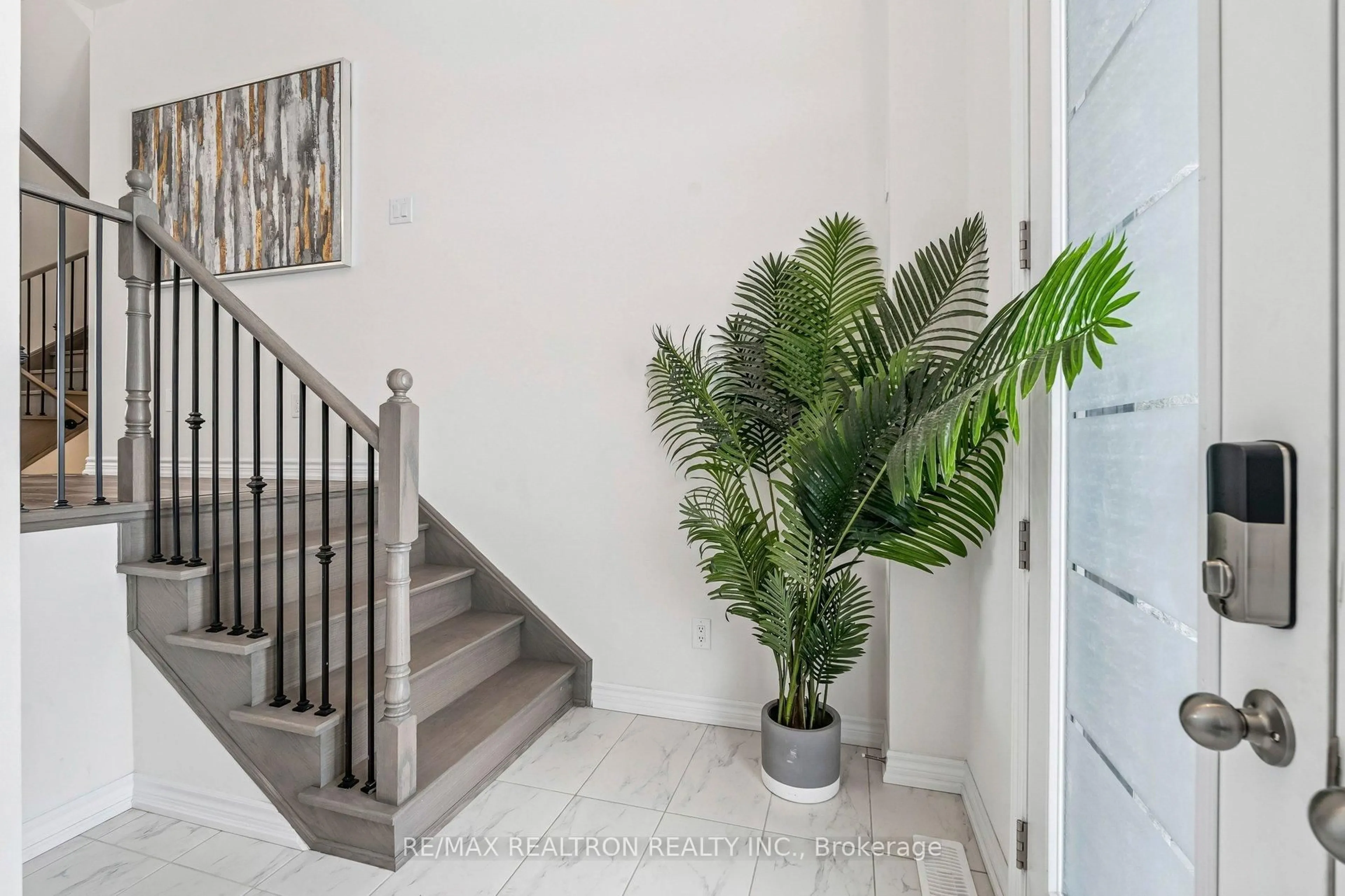 Indoor entryway for 33 Simona Ave, Wasaga Beach Ontario L9Z 0L5