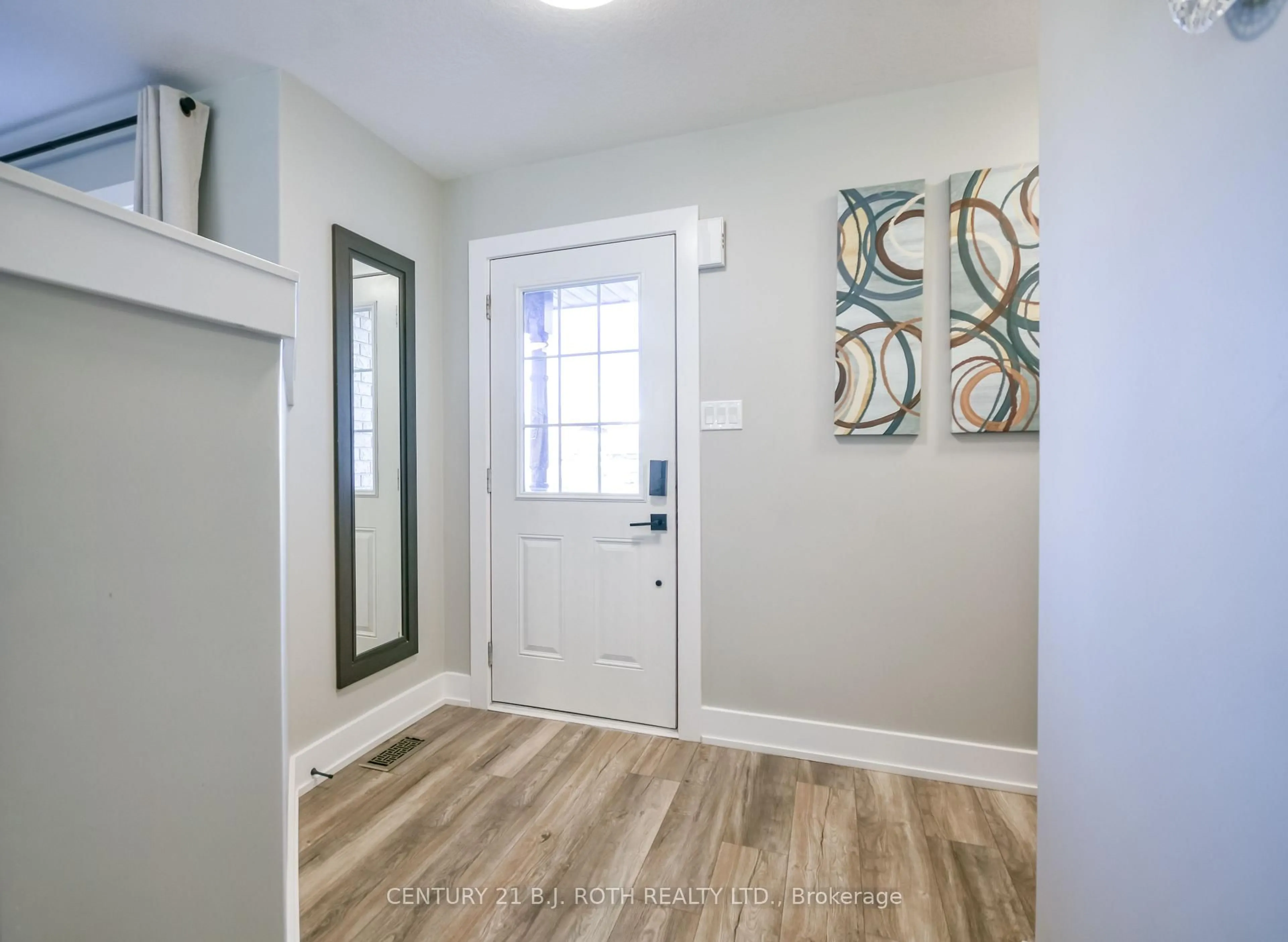 Indoor entryway for 27 Claire Dr, Barrie Ontario L4N 5Y1