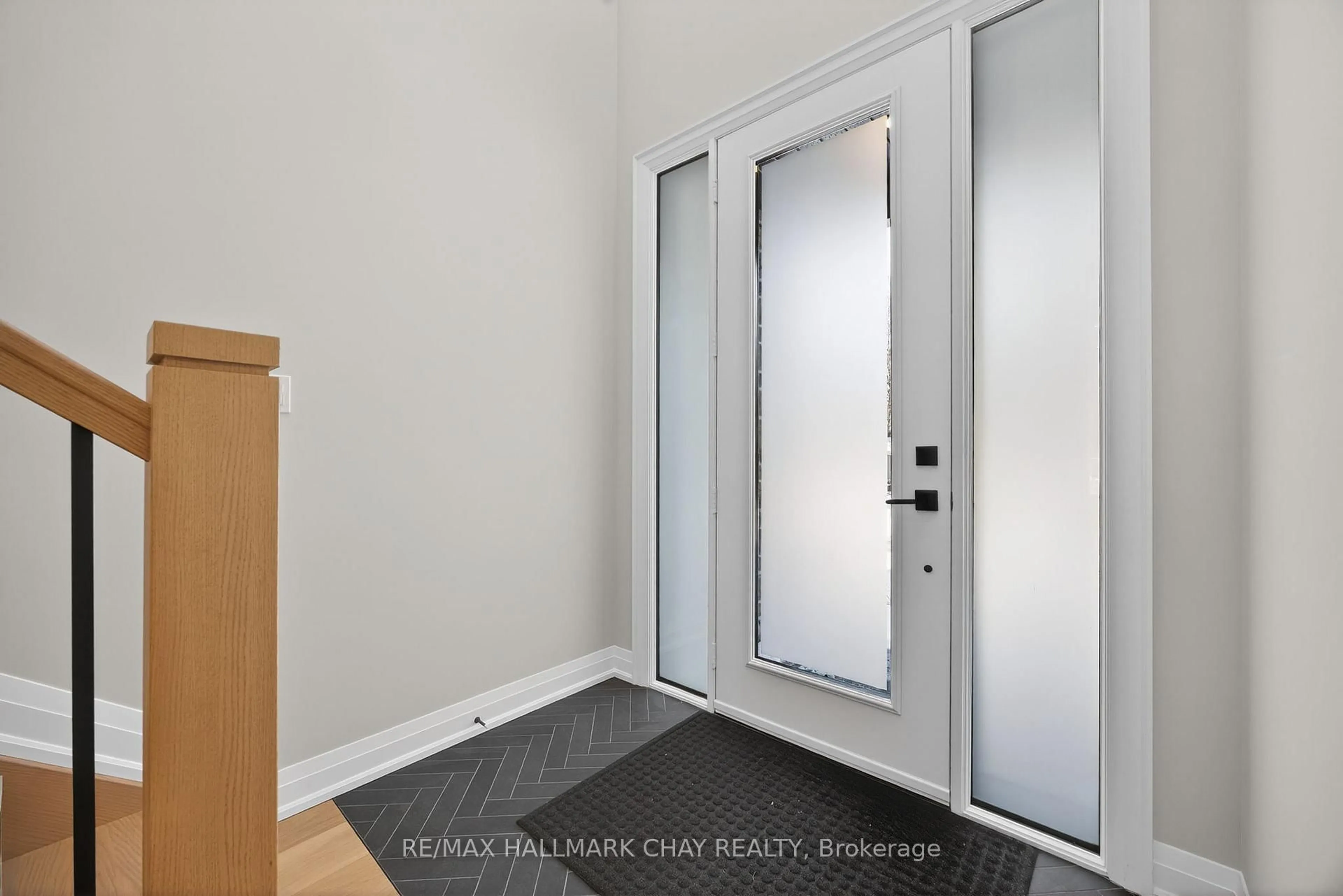 Indoor entryway for 86 37th St, Wasaga Beach Ontario L9Z 2B5