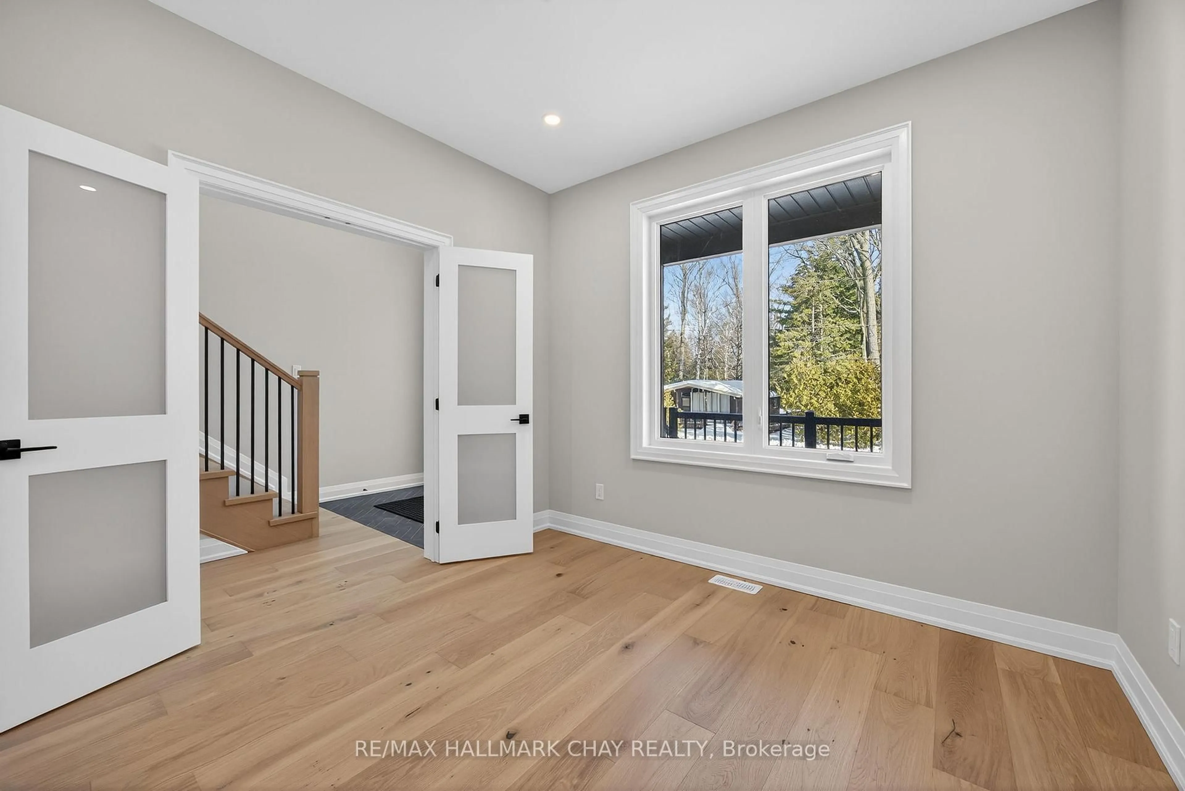 Indoor entryway for 86 37th St, Wasaga Beach Ontario L9Z 2B5