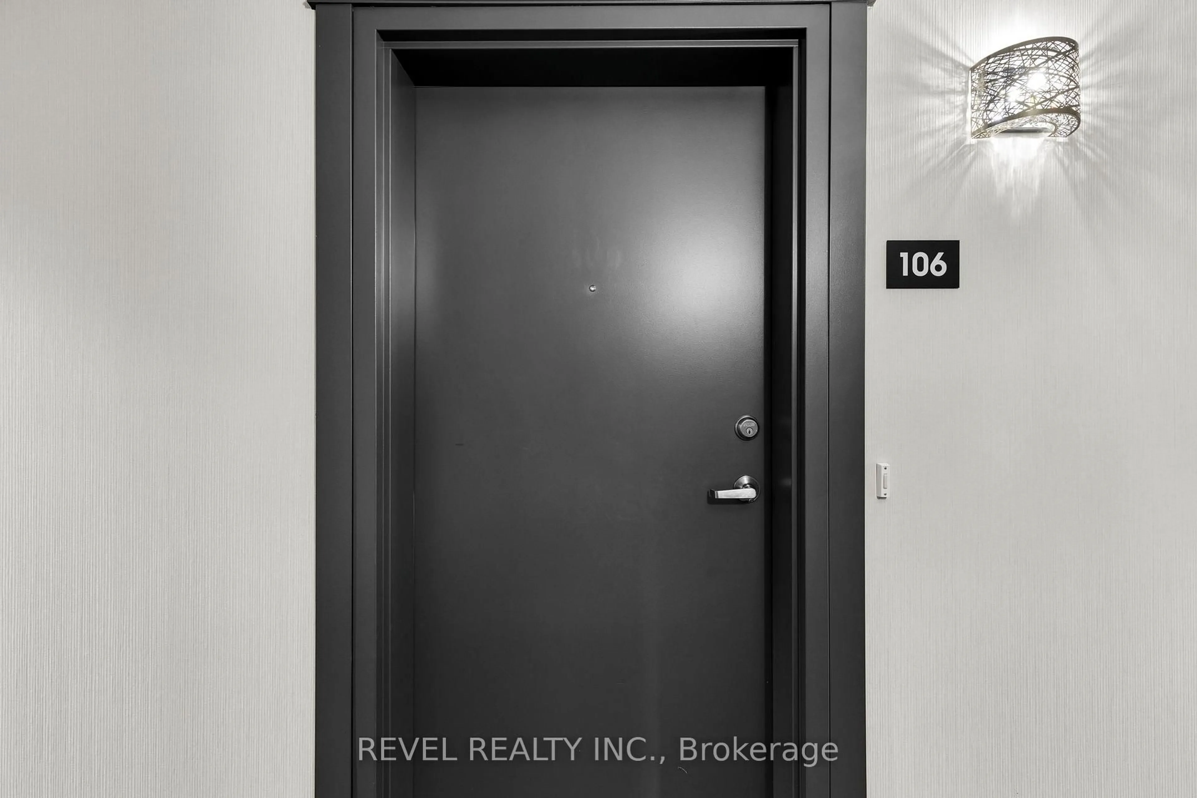 Indoor entryway for 39 Ferndale Dr #106, Barrie Ontario L4N 5T5