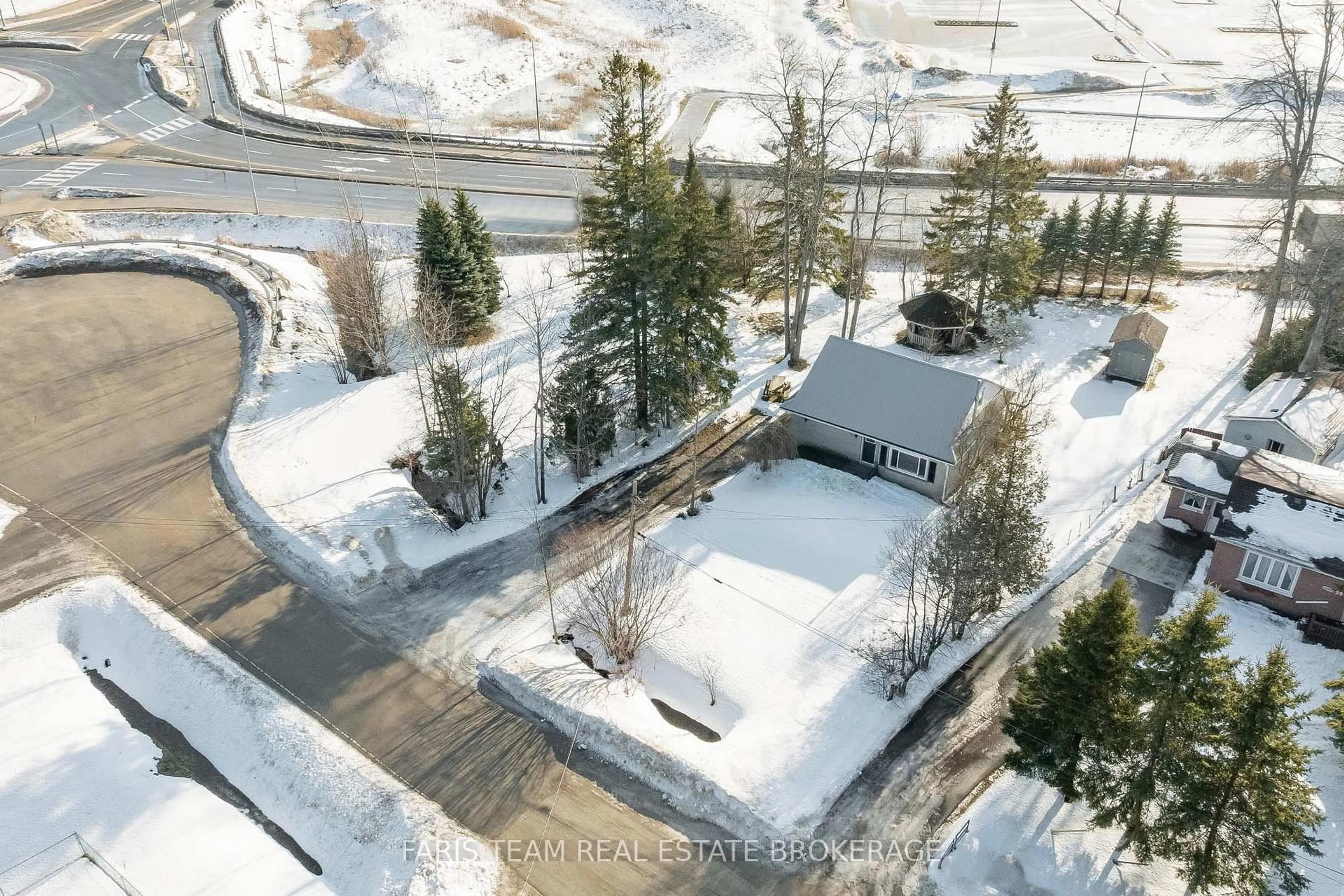 A pic from outside/outdoor area/front of a property/back of a property/a pic from drone, street for 25 Ayling Reid Crt, Wasaga Beach Ontario L9Z 2G5