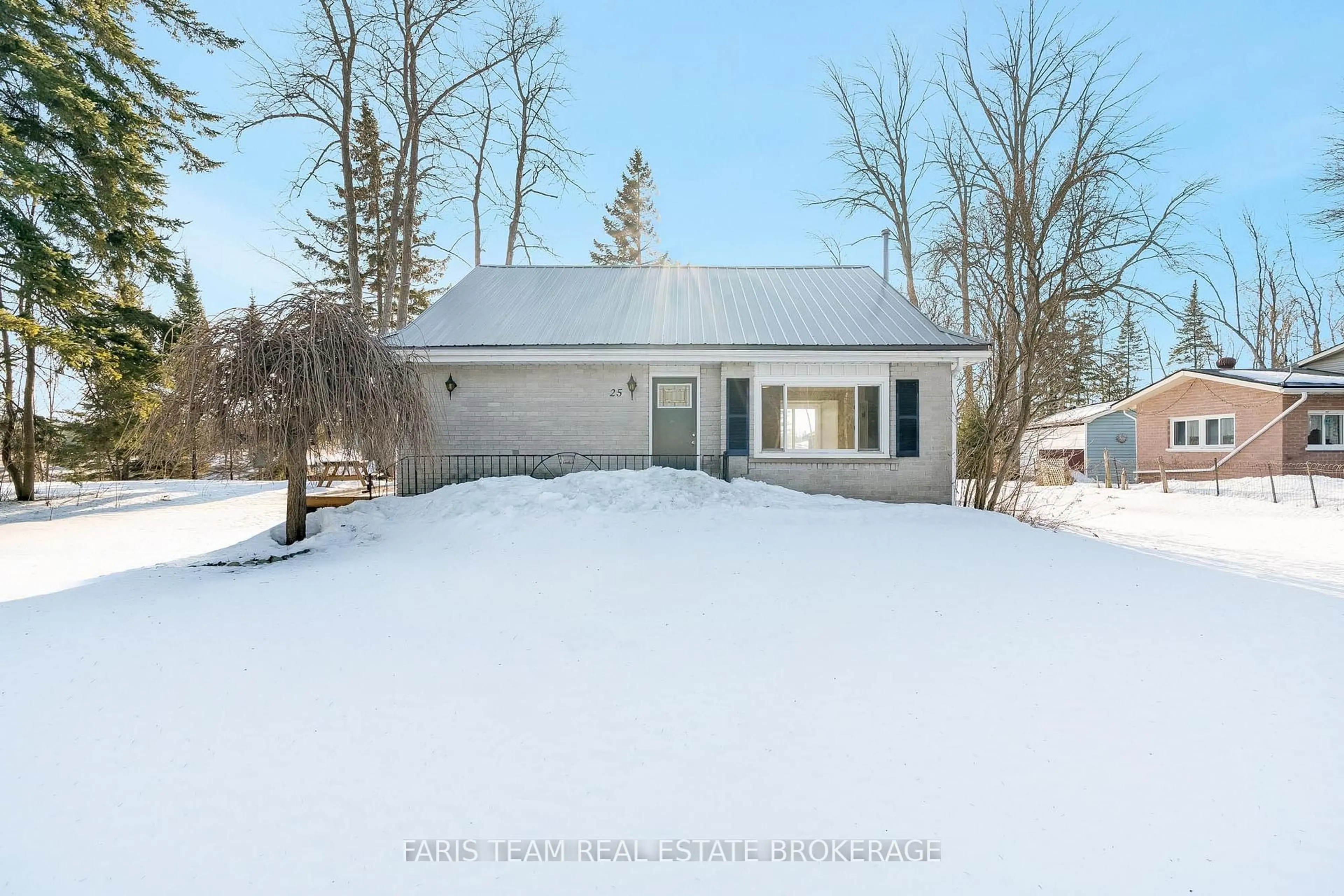 A pic from outside/outdoor area/front of a property/back of a property/a pic from drone, street for 25 Ayling Reid Crt, Wasaga Beach Ontario L9Z 2G5