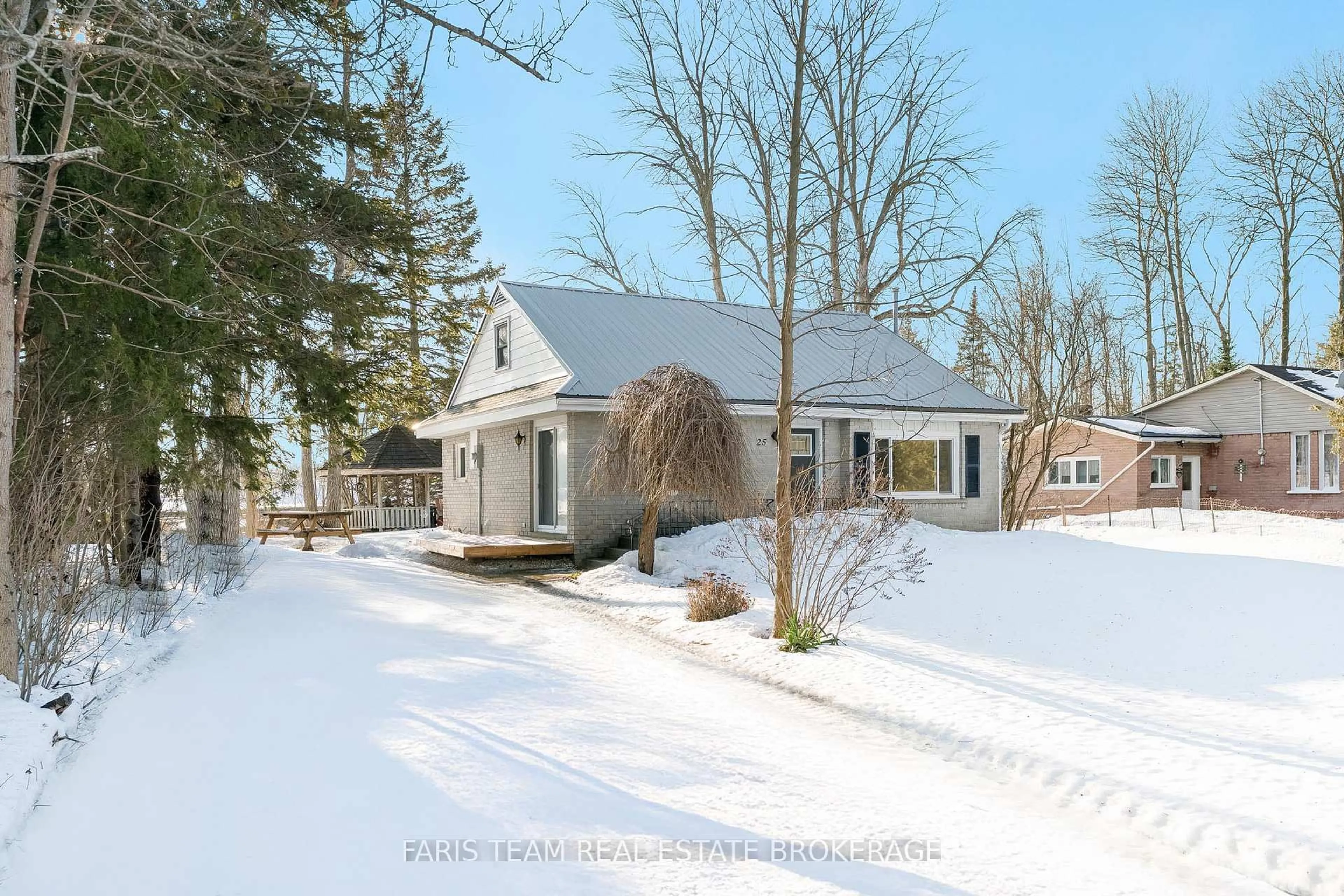A pic from outside/outdoor area/front of a property/back of a property/a pic from drone, street for 25 Ayling Reid Crt, Wasaga Beach Ontario L9Z 2G5