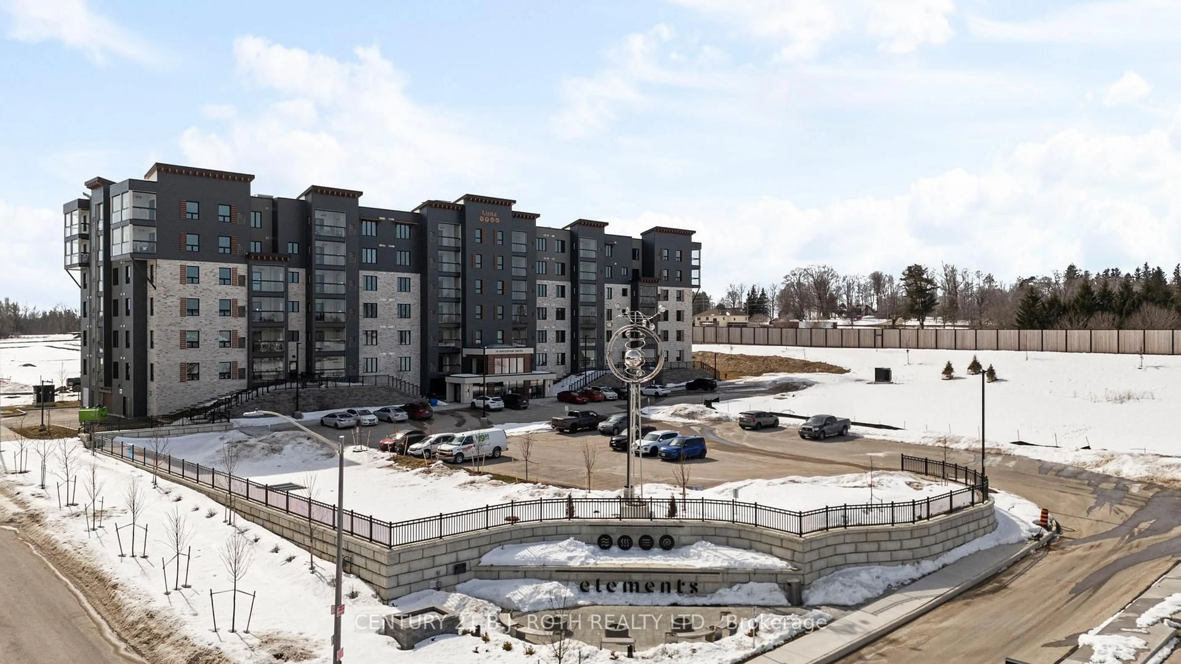 A pic from outside/outdoor area/front of a property/back of a property/a pic from drone, city buildings view from balcony for 15 KNEESHAW Dr #511, Barrie Ontario L9J 0J8