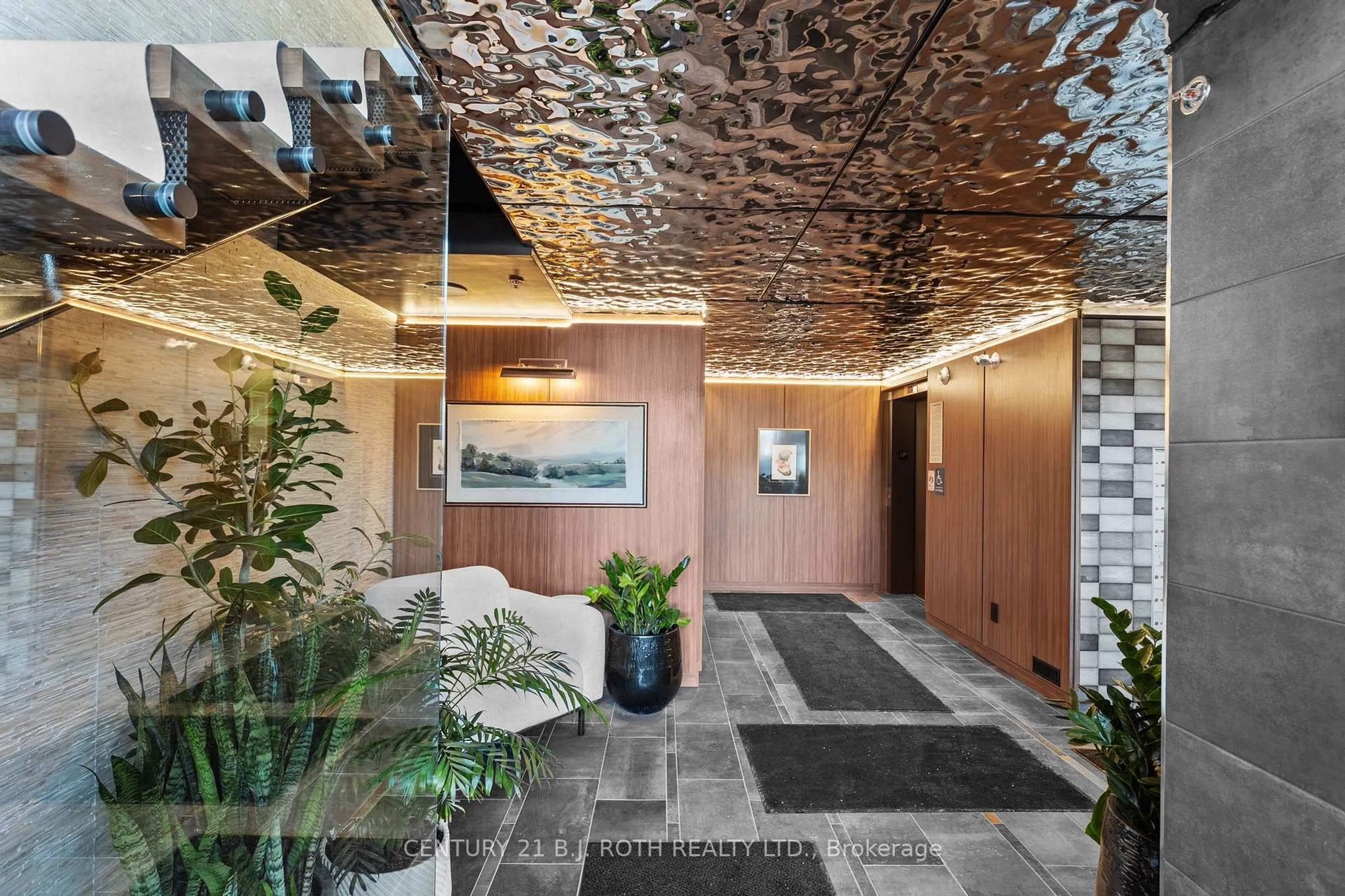 Indoor foyer for 15 KNEESHAW Dr #511, Barrie Ontario L9J 0J8