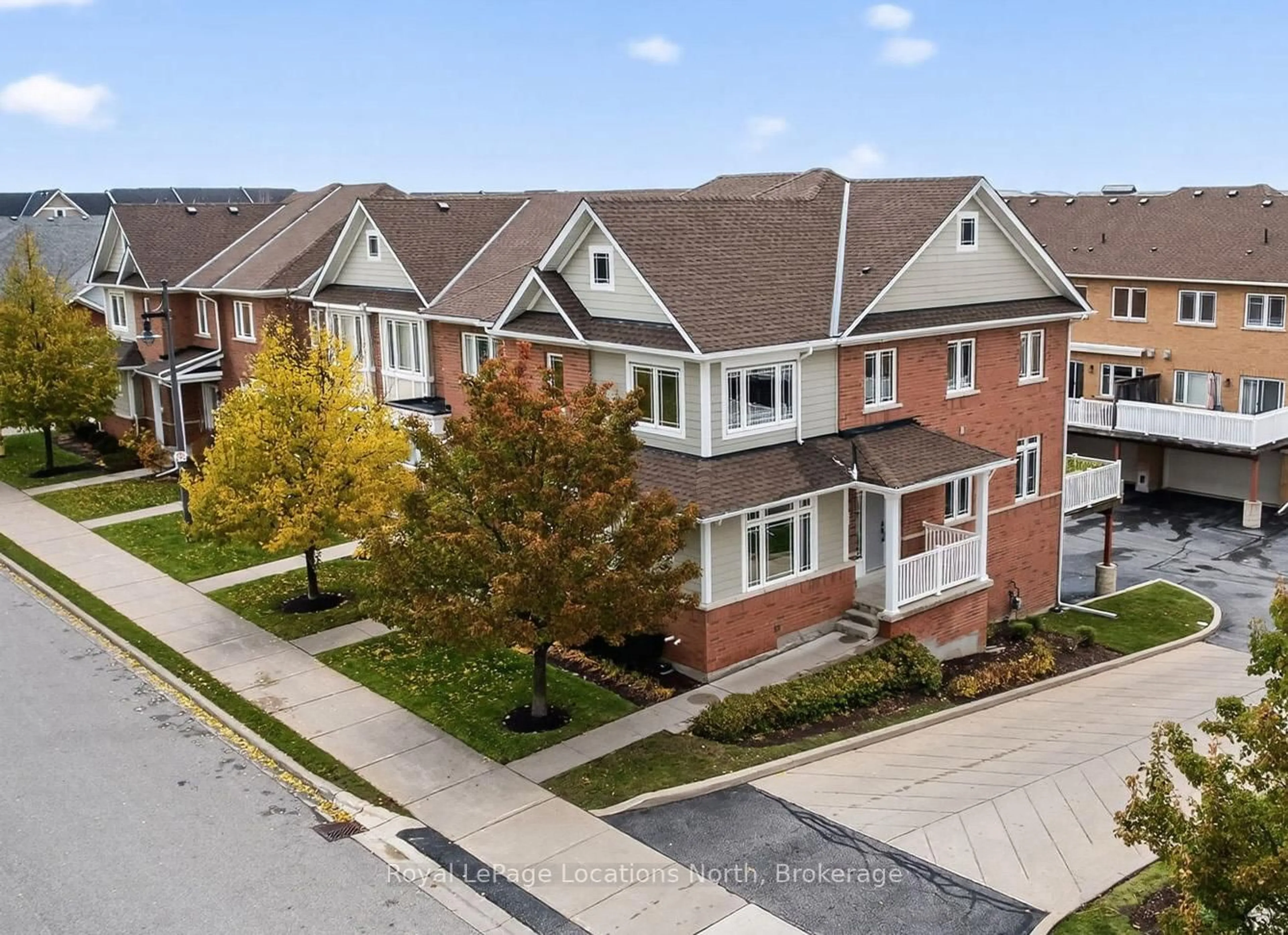 A pic from outside/outdoor area/front of a property/back of a property/a pic from drone, street for 31 North Maple St, Collingwood Ontario L9Y 0J8