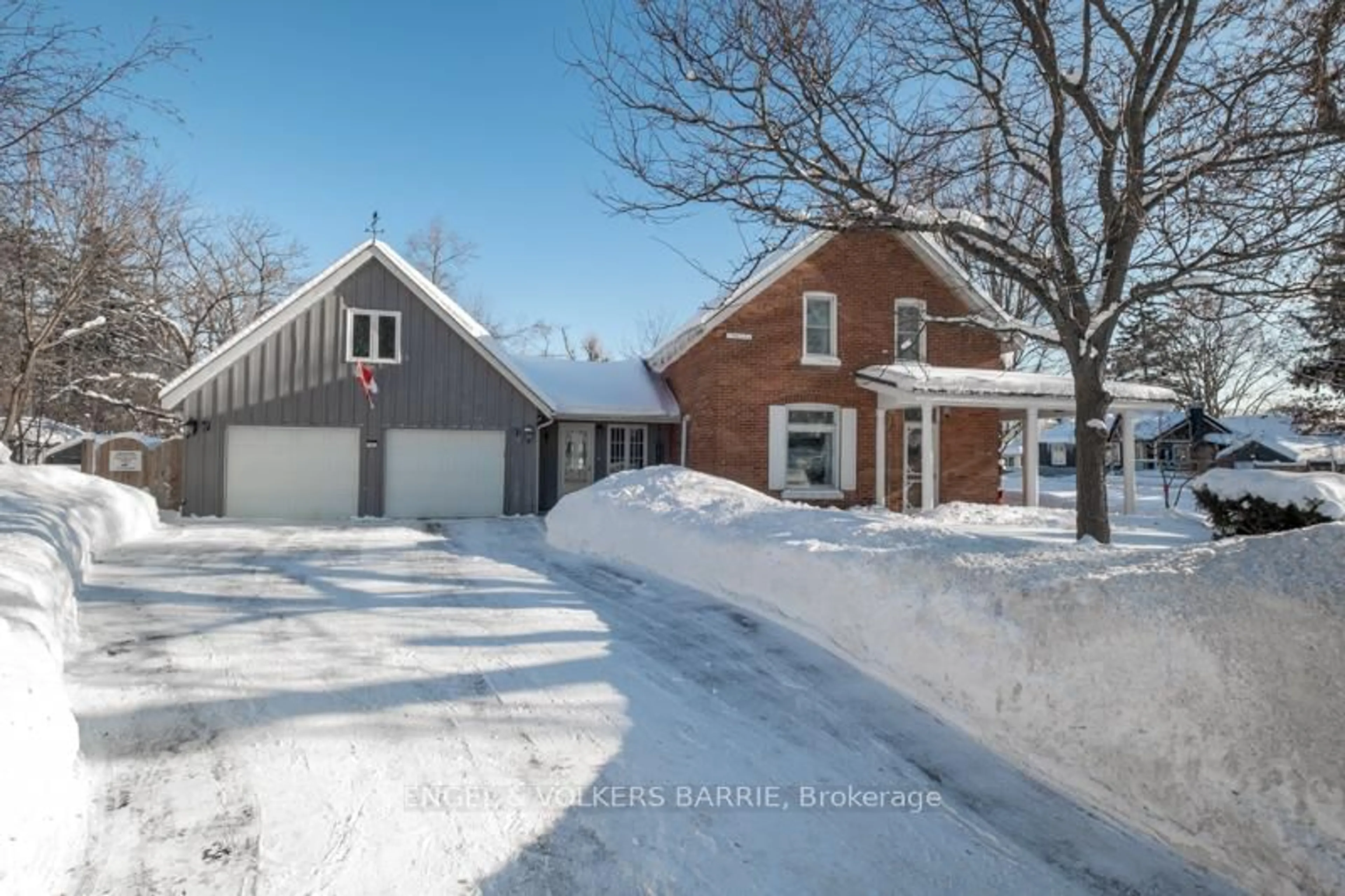 A pic from outside/outdoor area/front of a property/back of a property/a pic from drone, street for 17 Frances St, Barrie Ontario L4N 1Z3