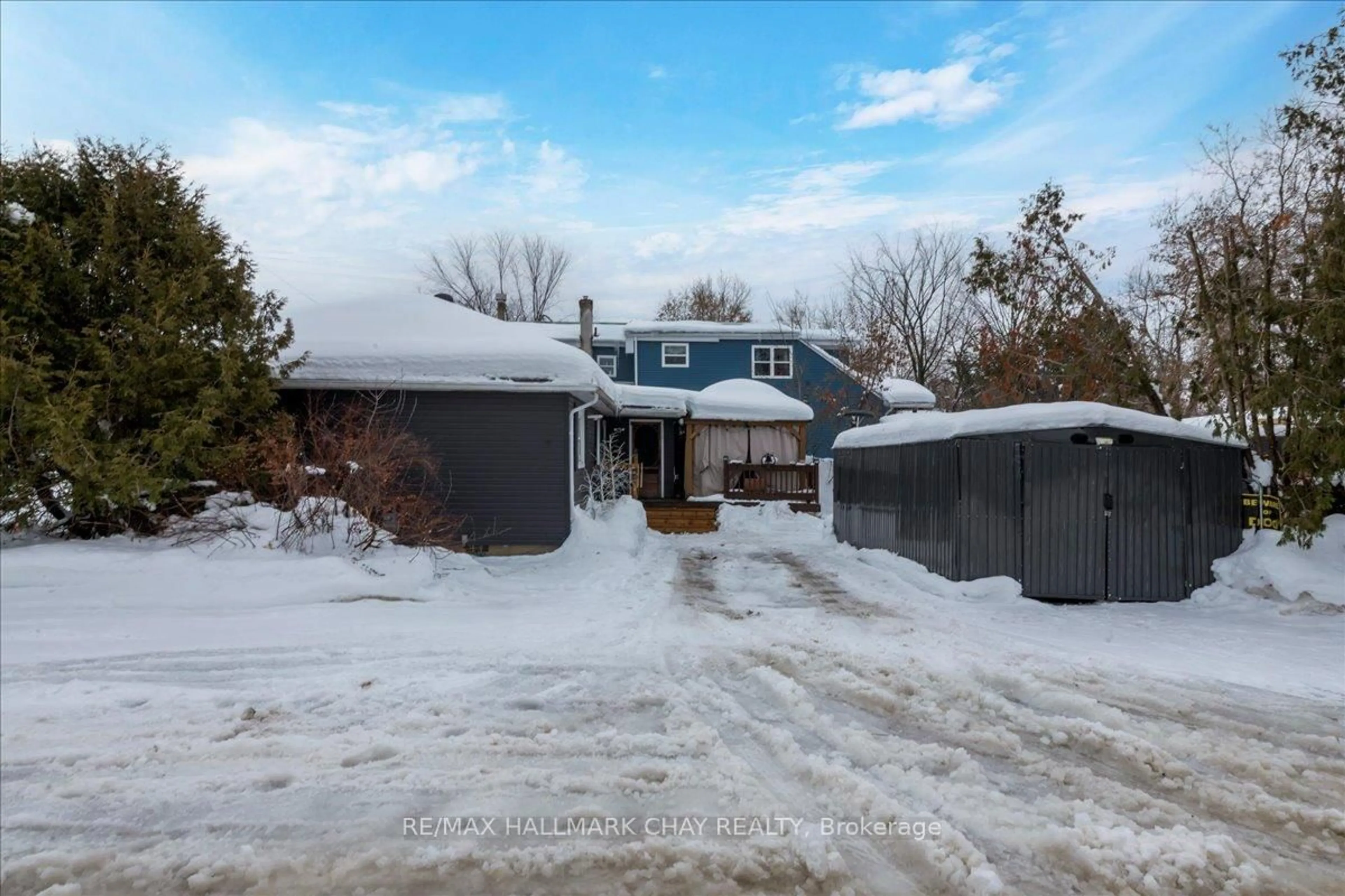 A pic from outside/outdoor area/front of a property/back of a property/a pic from drone, street for 369 East St, Orillia Ontario L3V 4C6