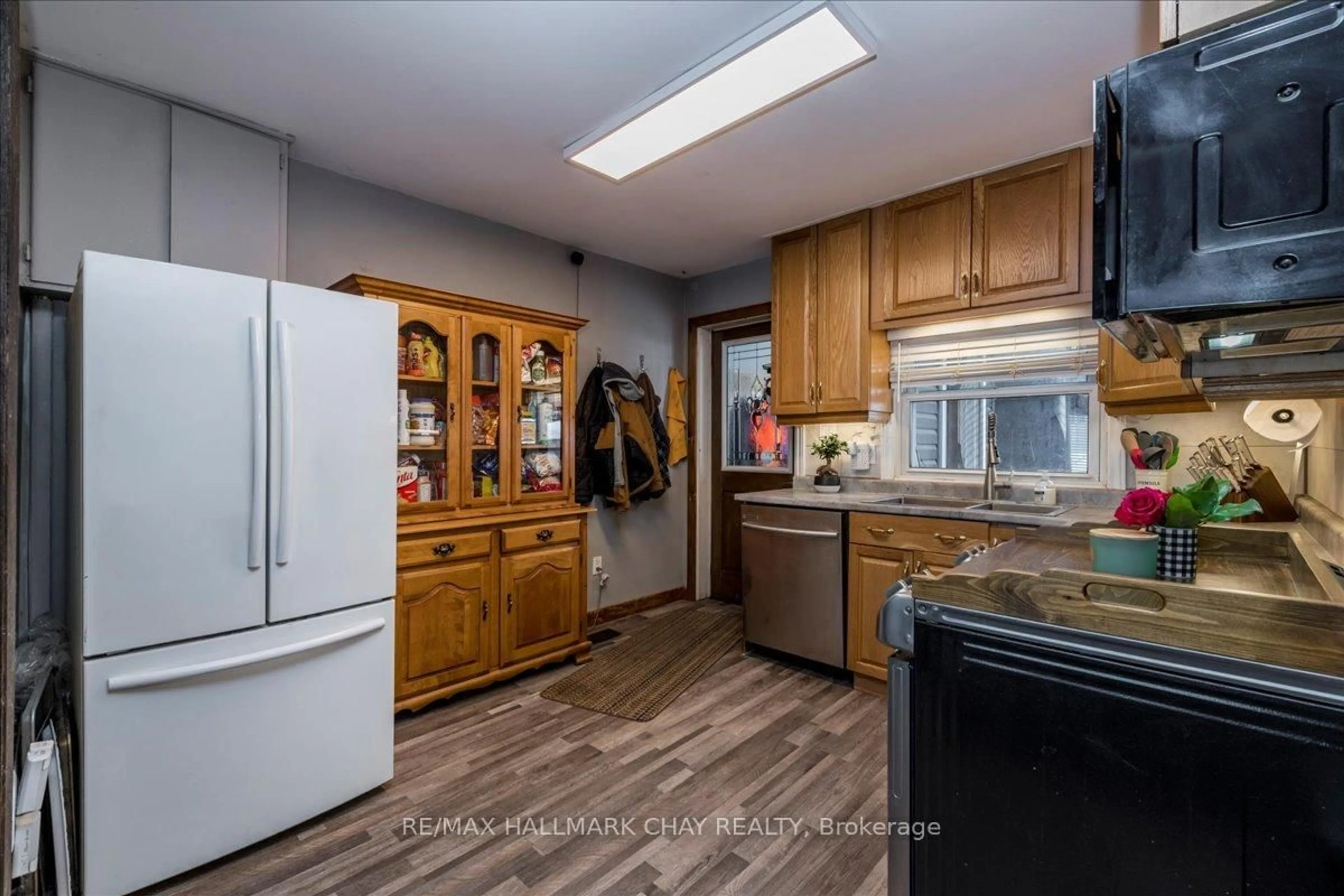 Standard kitchen, unknown for 369 East St, Orillia Ontario L3V 4C6