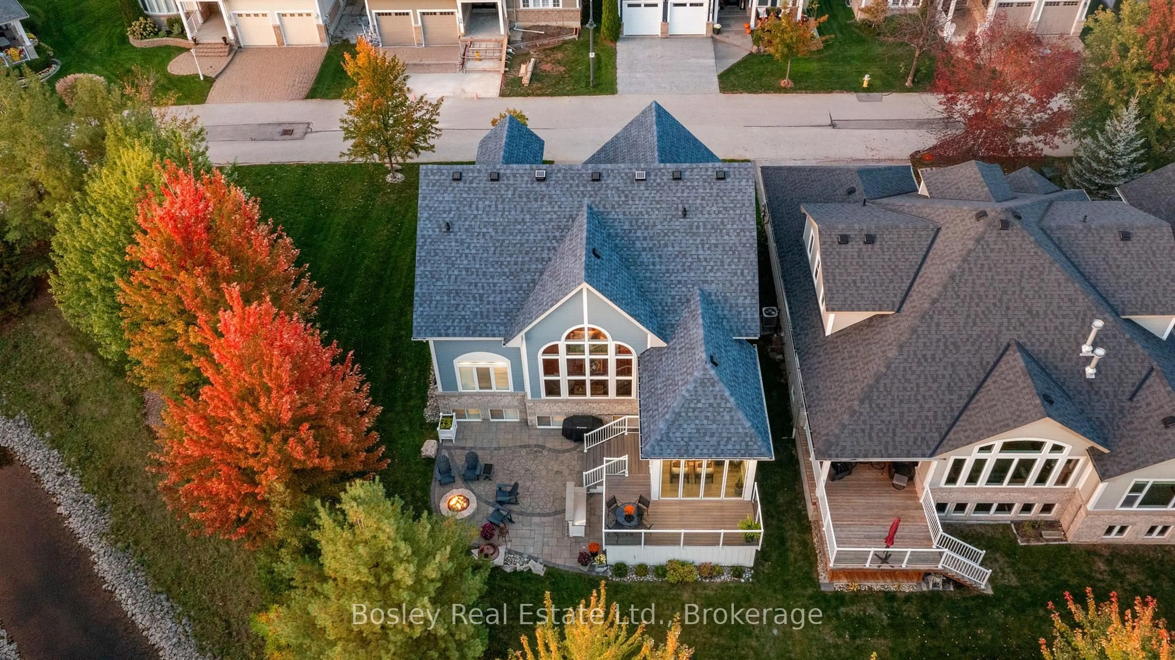 A pic from outside/outdoor area/front of a property/back of a property/a pic from drone, street for 55 WATERFRONT Circ, Collingwood Ontario L9Y 4Z2