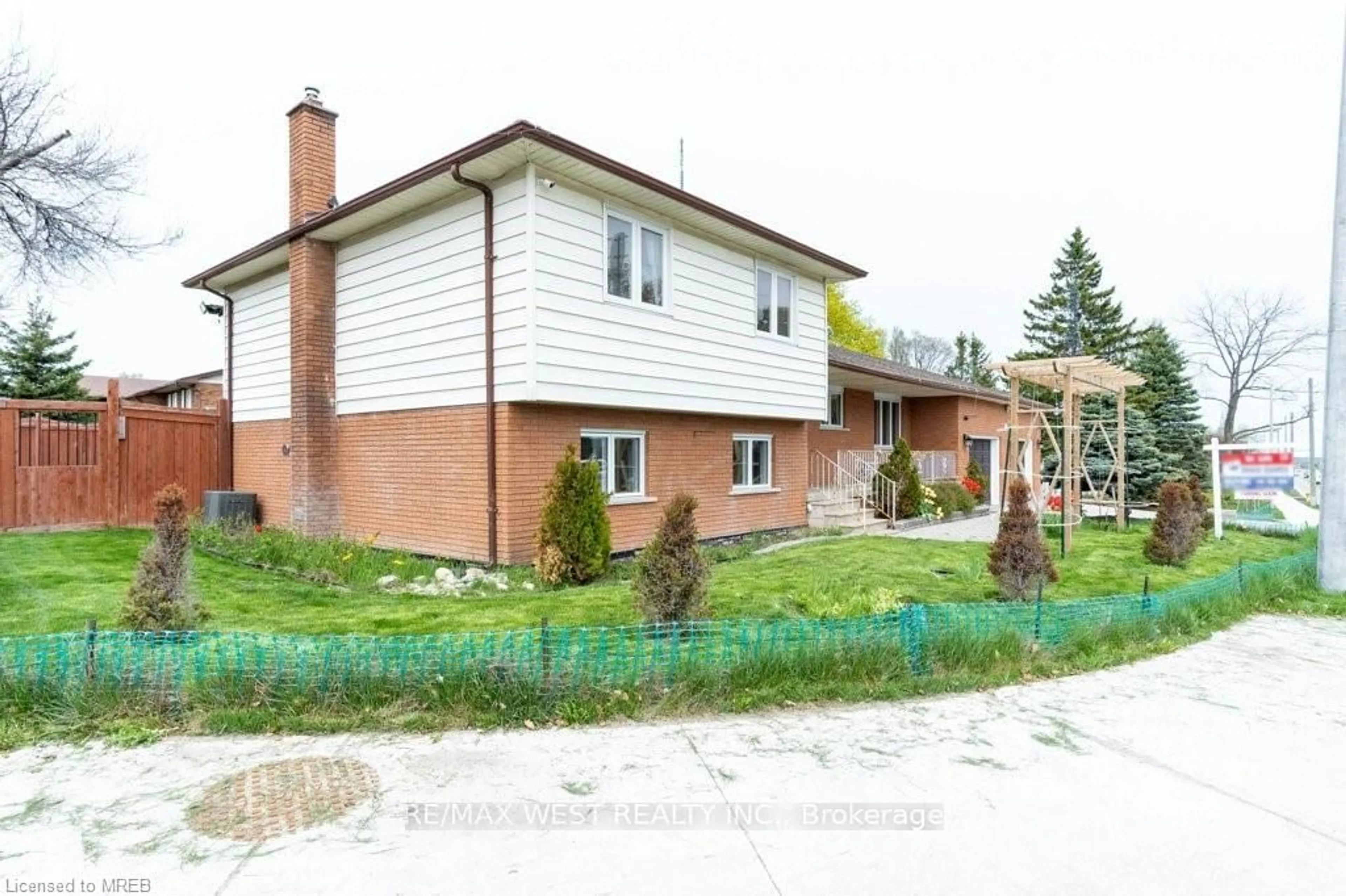 Home with brick exterior material, street for 146 Harvie Rd, Barrie Ontario L4N 9E3