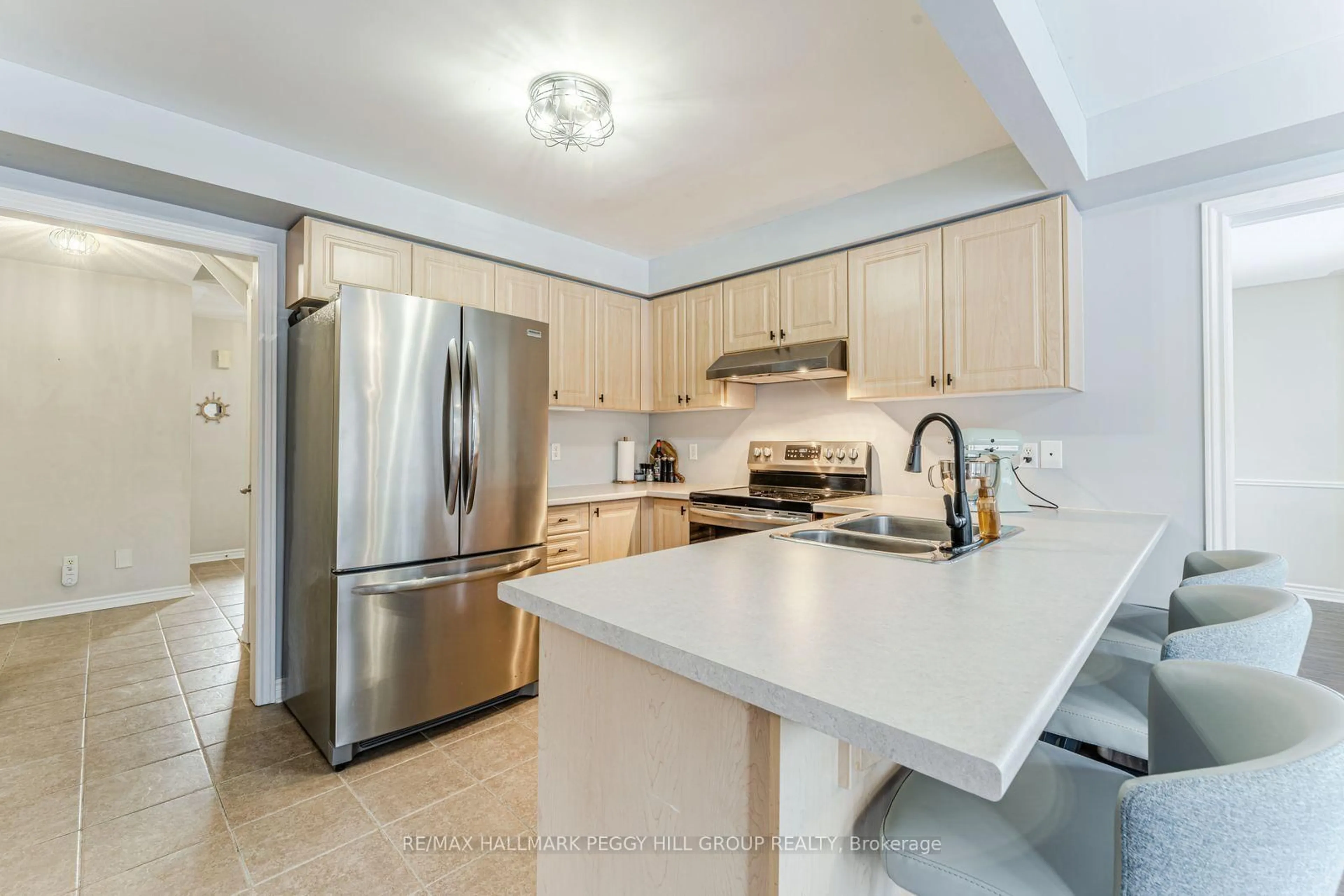 Open concept kitchen, ceramic/tile floor for 26 Kenwell Cres, Barrie Ontario L4N 0A4