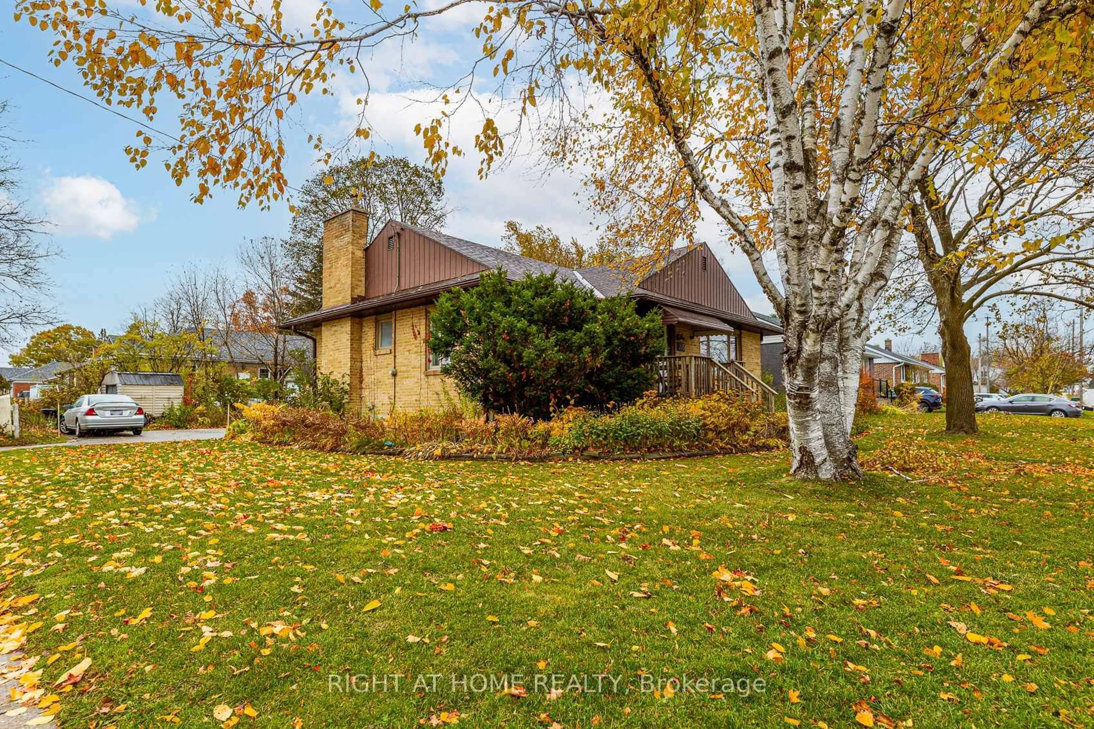 A pic from outside/outdoor area/front of a property/back of a property/a pic from drone, unknown for 205 St Vincent St, Barrie Ontario L4M 3Z5