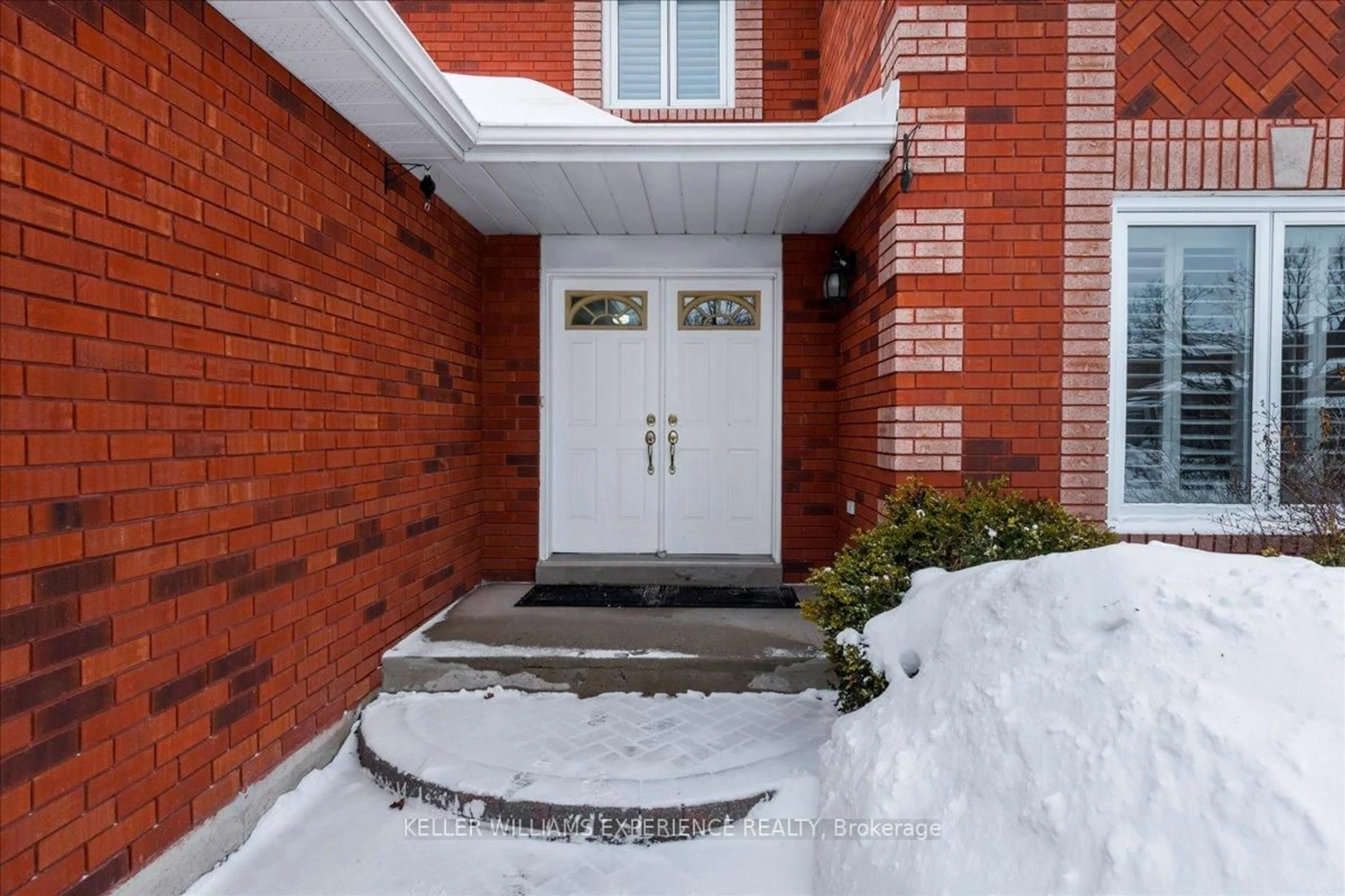 Indoor entryway for 132 James St, Barrie Ontario L4N 6X9