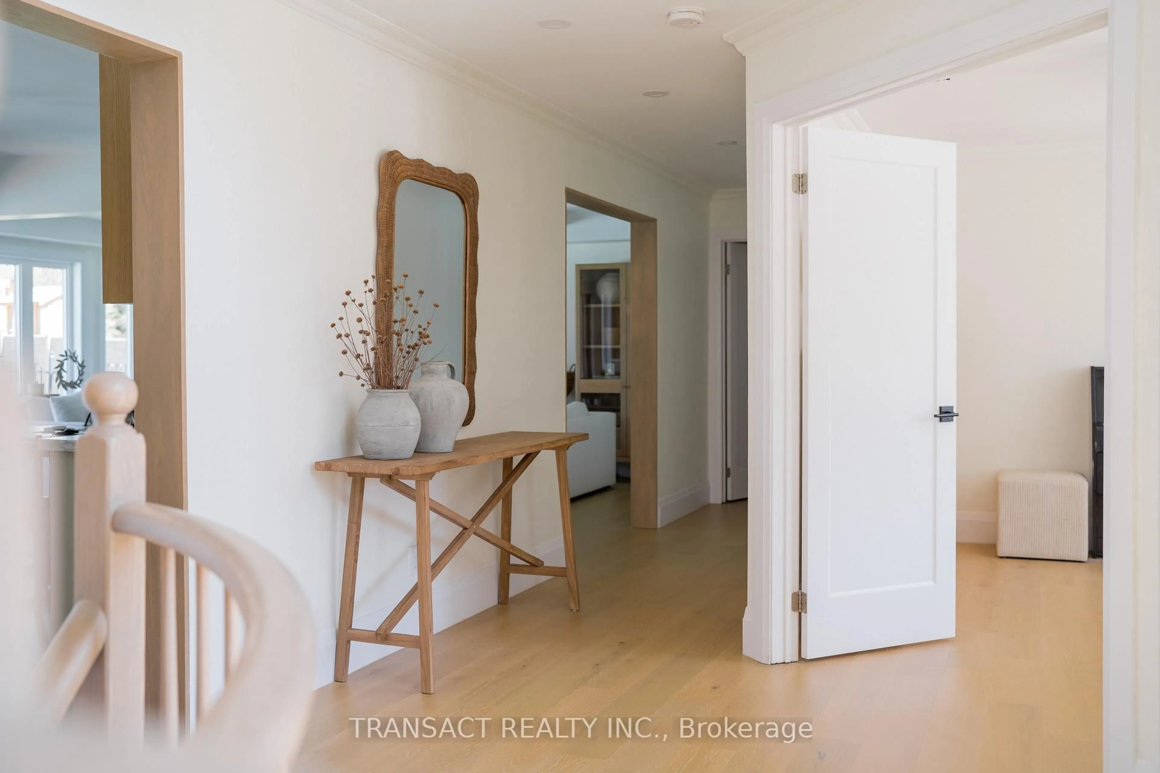 Indoor entryway for 28 Alana Dr, Springwater Ontario L9X 0S1