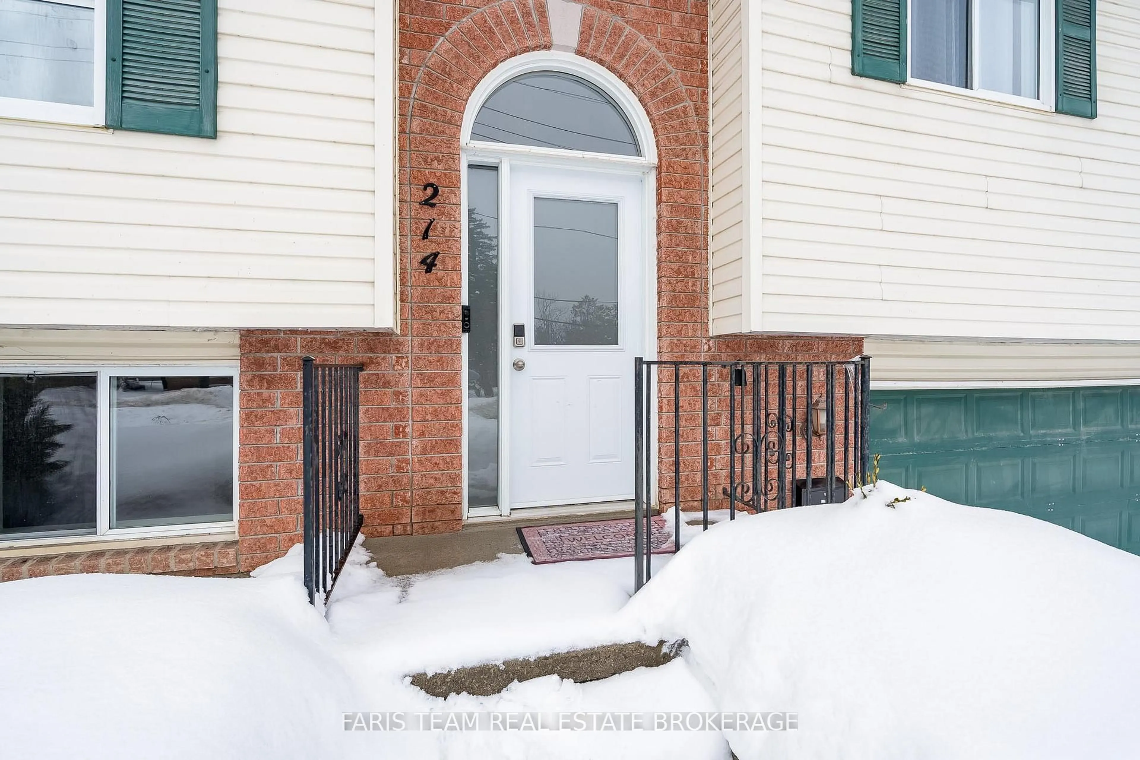 Indoor entryway for 214 Huronia Rd, Barrie Ontario L4N 8A7