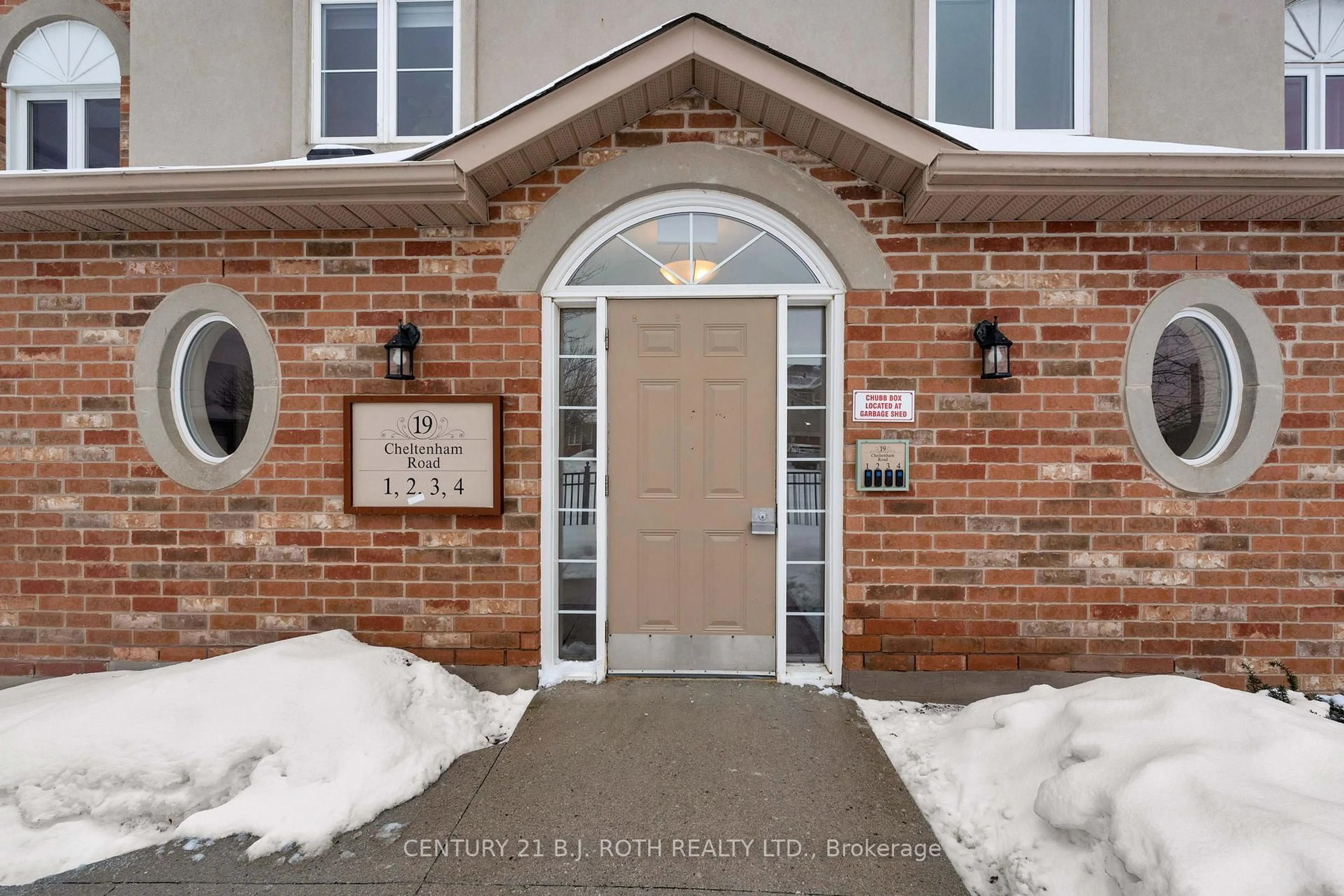 Indoor entryway for 19 Cheltenham Rd #4, Barrie Ontario L4M 0E7