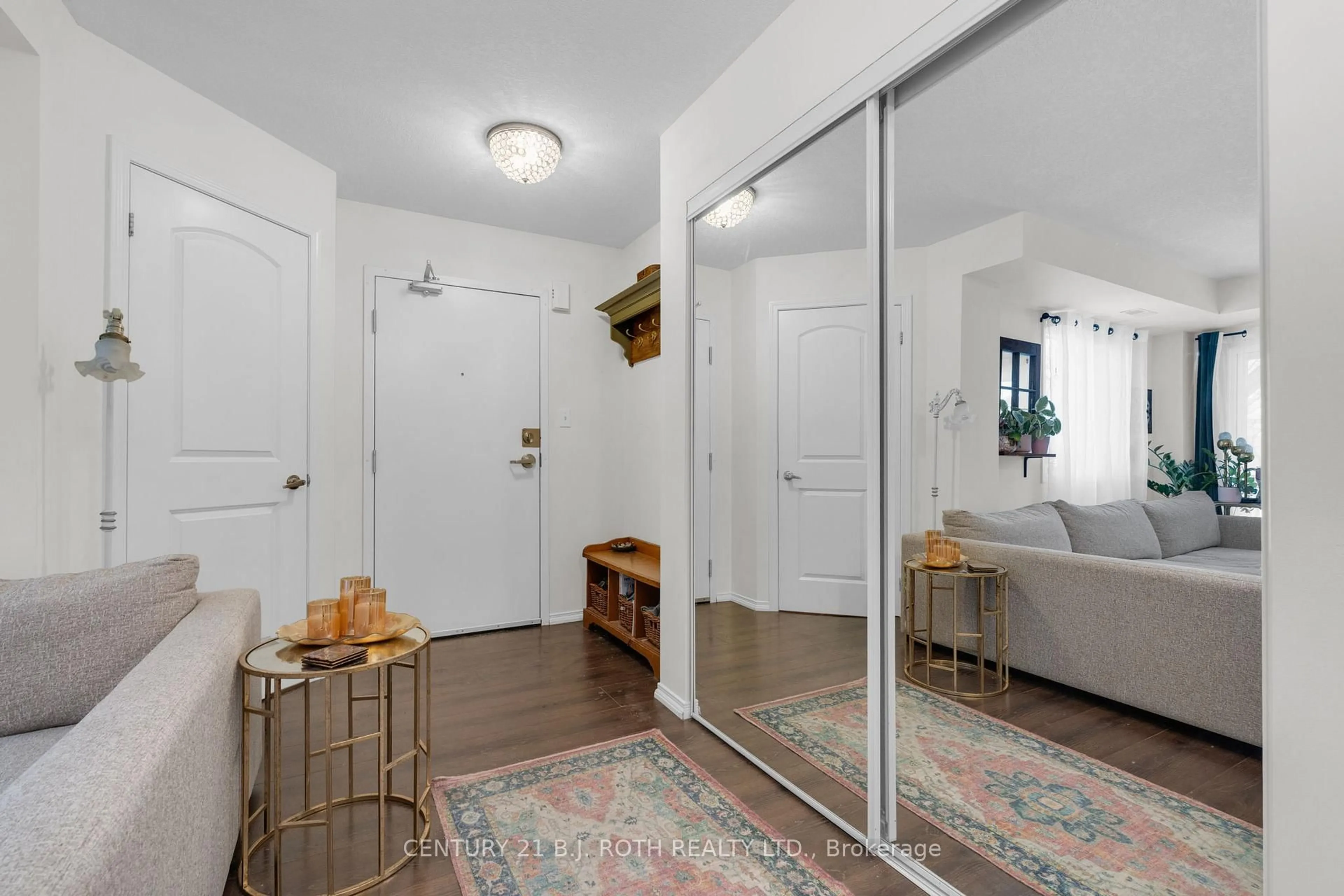 Indoor entryway for 19 Cheltenham Rd #4, Barrie Ontario L4M 0E7