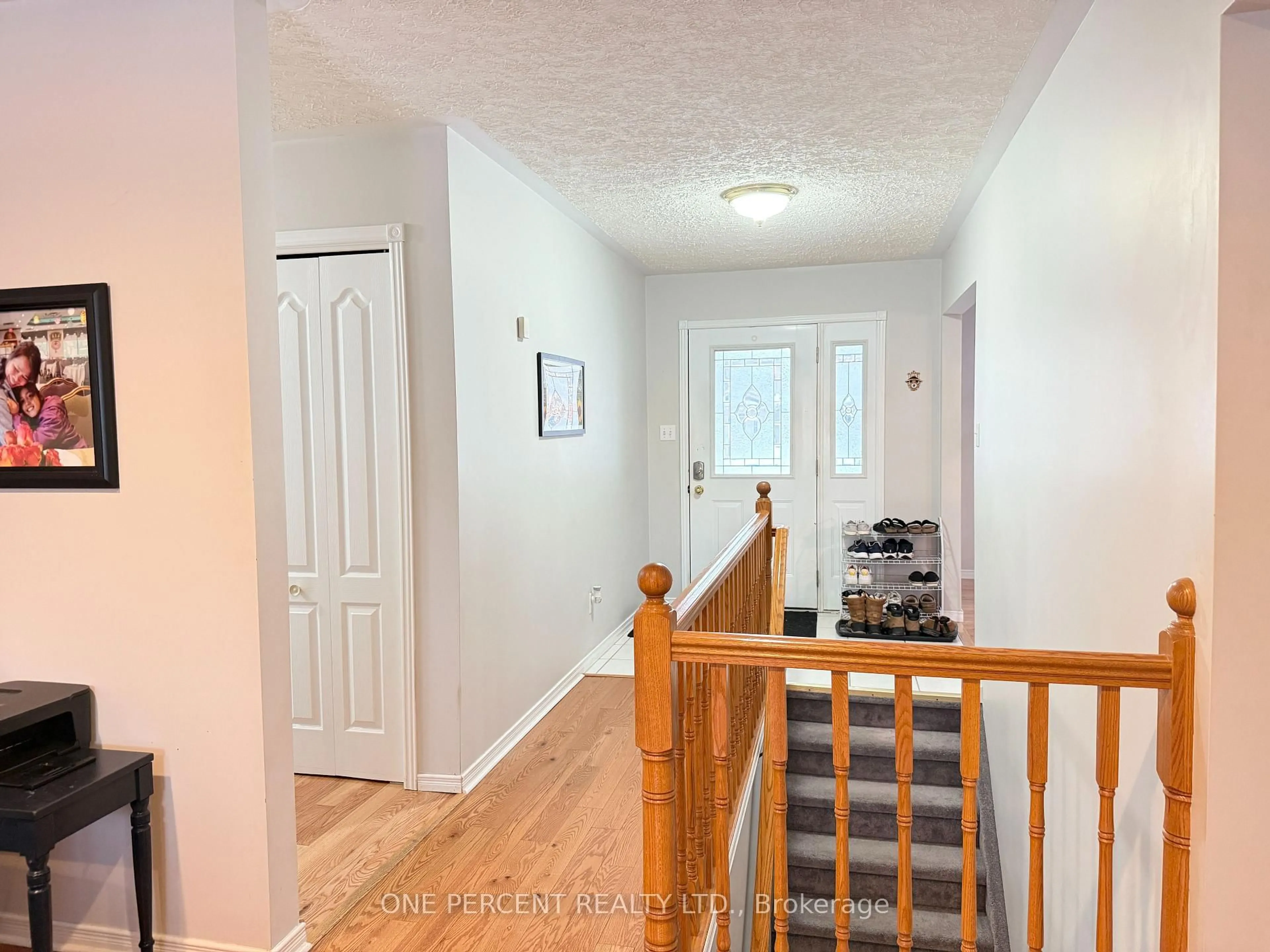Indoor entryway for 872 Dominion Ave, Midland Ontario L4R 5K8