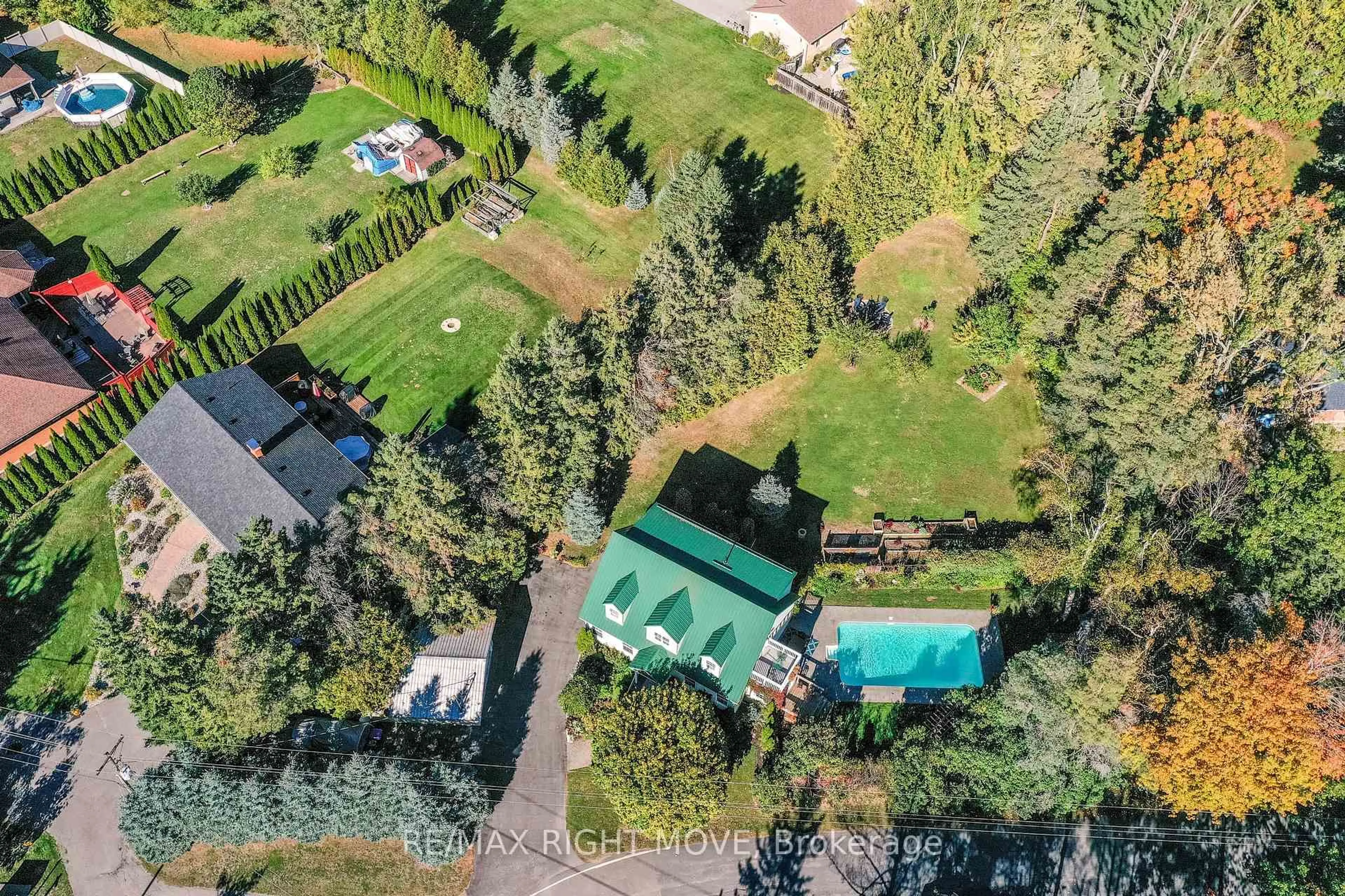 A pic from outside/outdoor area/front of a property/back of a property/a pic from drone, forest/trees view for 4043 Digby Dr, Severn Ontario L3V 0X4