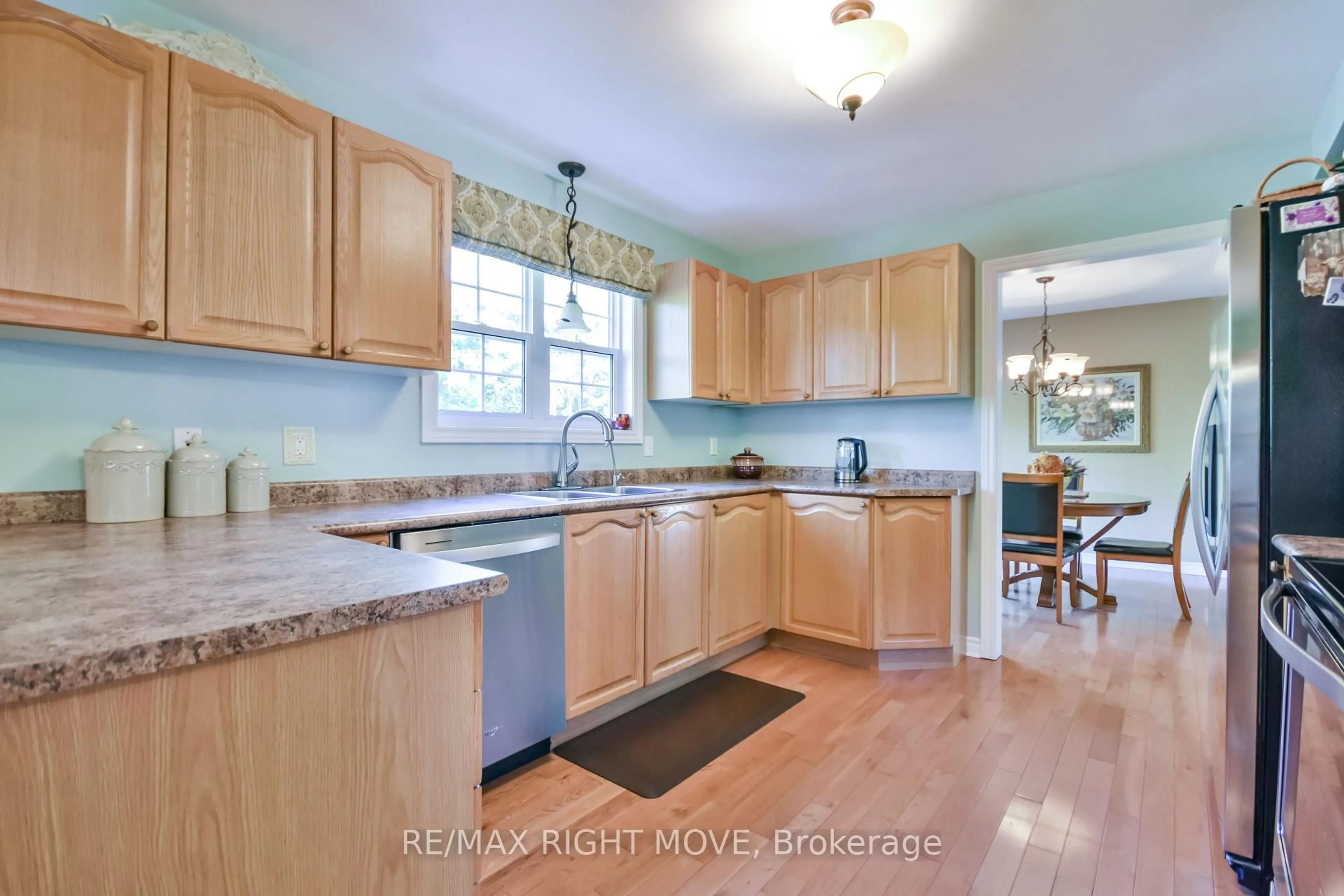 Open concept kitchen, unknown for 4043 Digby Dr, Severn Ontario L3V 0X4